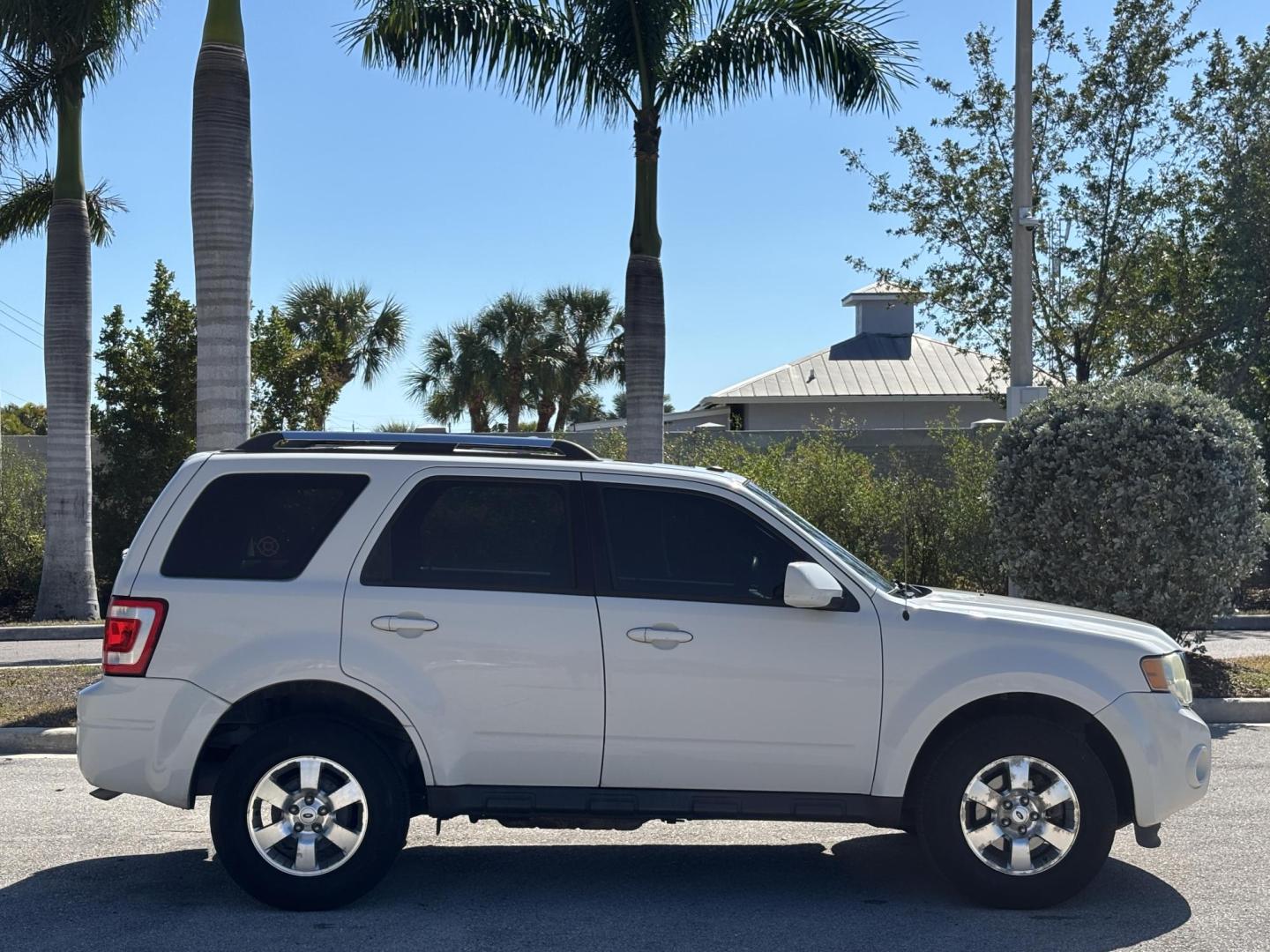2011 WHITE /BLACK LEATHER Ford Escape Limited FWD (1FMCU0EG6BK) with an 3.0L V6 DOHC 24V engine, 6-Speed Automatic transmission, located at 11170 Summerlin Square Dr., Fort Myers Beach, FL, 33931, (239) 999-7777, 26.493546, -81.941628 - Photo#4