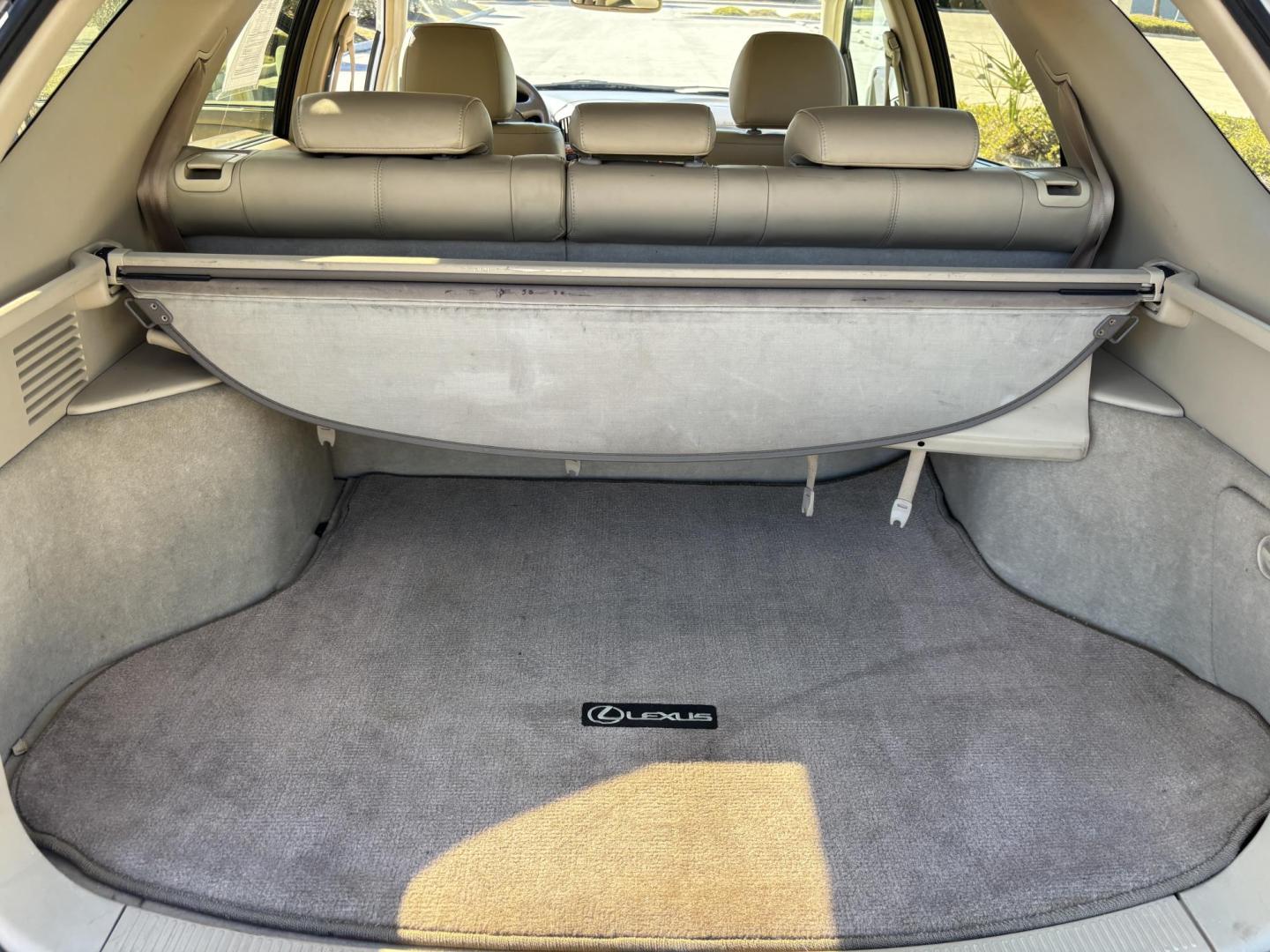 1999 WHITE /BEIGE LEATHER Lexus RX 300 AWD (JT6HF10U6X0) with an 3.0L V6 DOHC 24V engine, 4-Speed Automatic Overdrive transmission, located at 11170 Summerlin Square Dr., Fort Myers Beach, FL, 33931, (239) 999-7777, 26.493546, -81.941628 - Photo#21