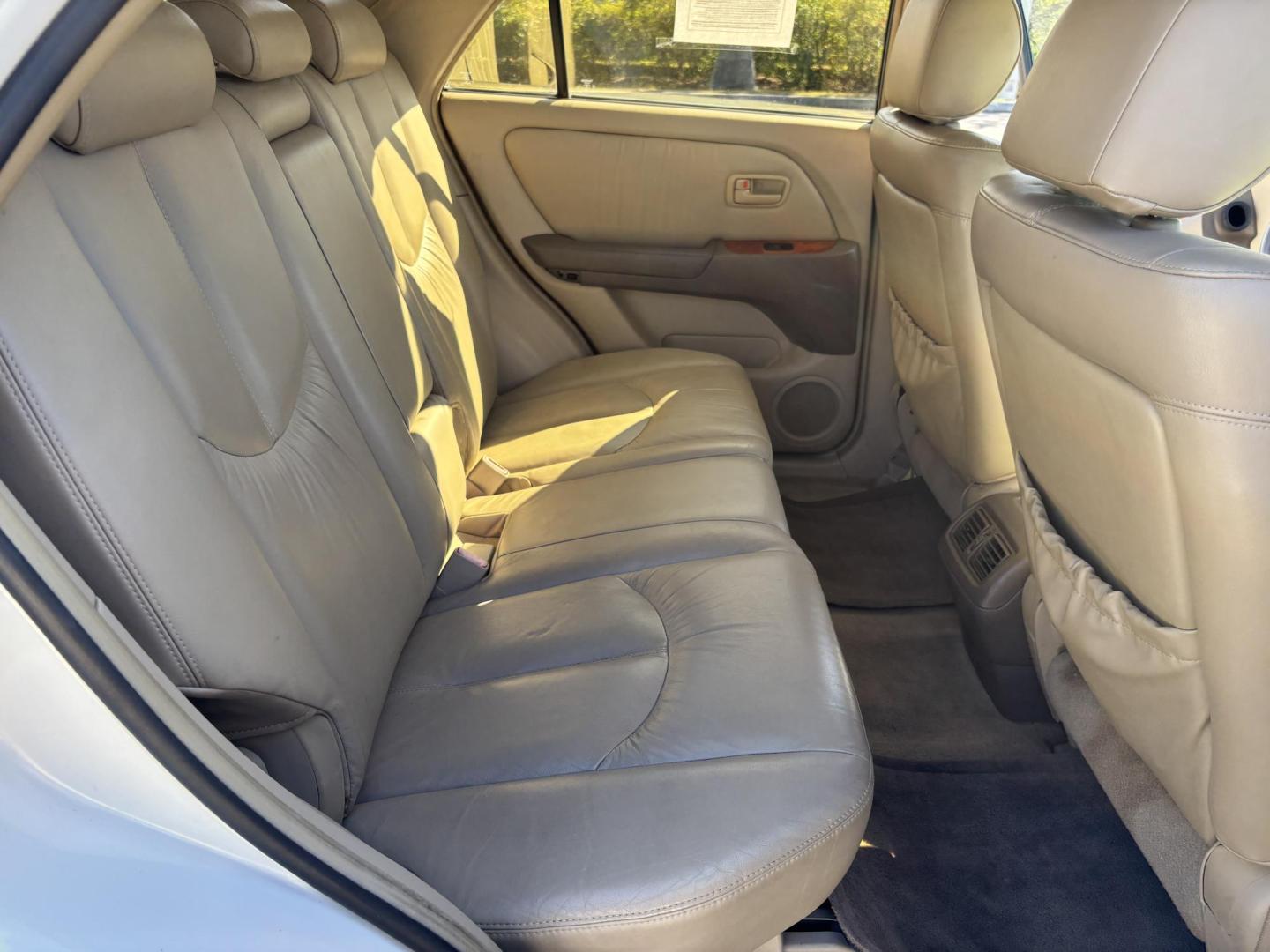 1999 WHITE /BEIGE LEATHER Lexus RX 300 AWD (JT6HF10U6X0) with an 3.0L V6 DOHC 24V engine, 4-Speed Automatic Overdrive transmission, located at 11170 Summerlin Square Dr., Fort Myers Beach, FL, 33931, (239) 999-7777, 26.493546, -81.941628 - Photo#17