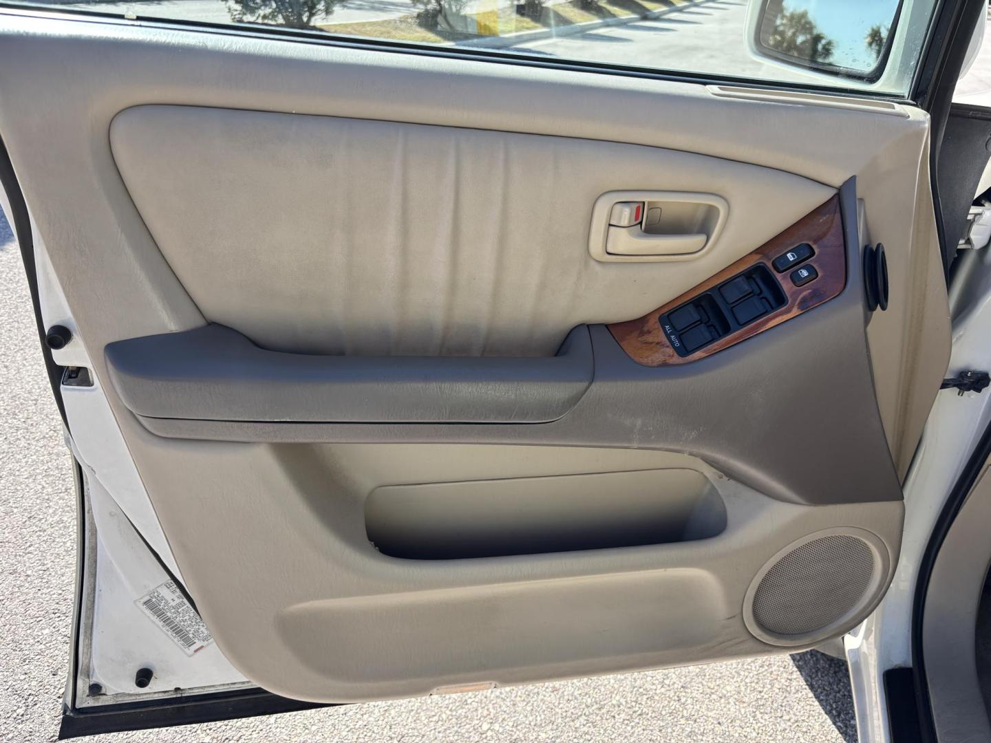 1999 WHITE /BEIGE LEATHER Lexus RX 300 AWD (JT6HF10U6X0) with an 3.0L V6 DOHC 24V engine, 4-Speed Automatic Overdrive transmission, located at 11170 Summerlin Square Dr., Fort Myers Beach, FL, 33931, (239) 999-7777, 26.493546, -81.941628 - Photo#28