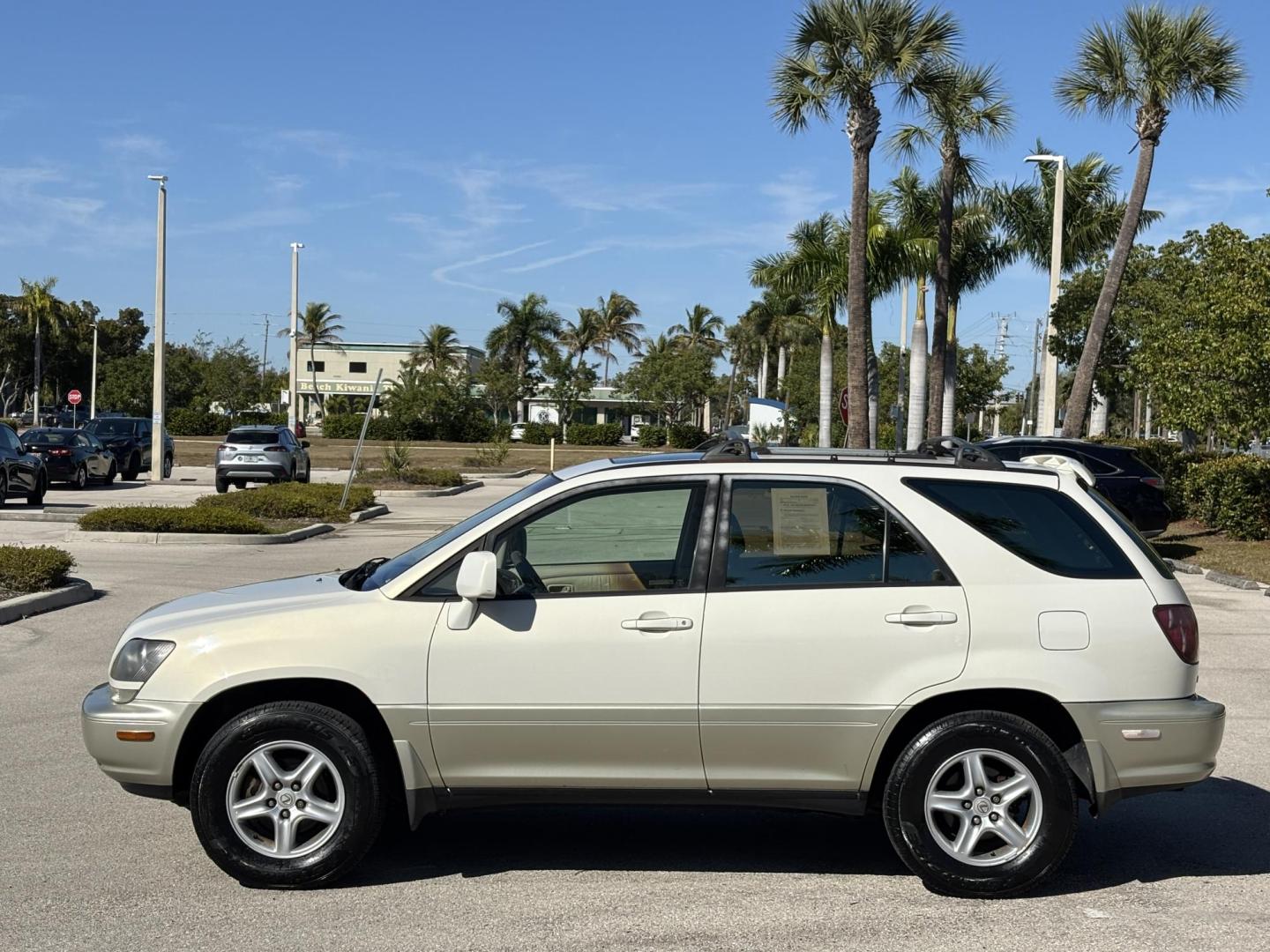 1999 WHITE /BEIGE LEATHER Lexus RX 300 AWD (JT6HF10U6X0) with an 3.0L V6 DOHC 24V engine, 4-Speed Automatic Overdrive transmission, located at 11170 Summerlin Square Dr., Fort Myers Beach, FL, 33931, (239) 999-7777, 26.493546, -81.941628 - Photo#8