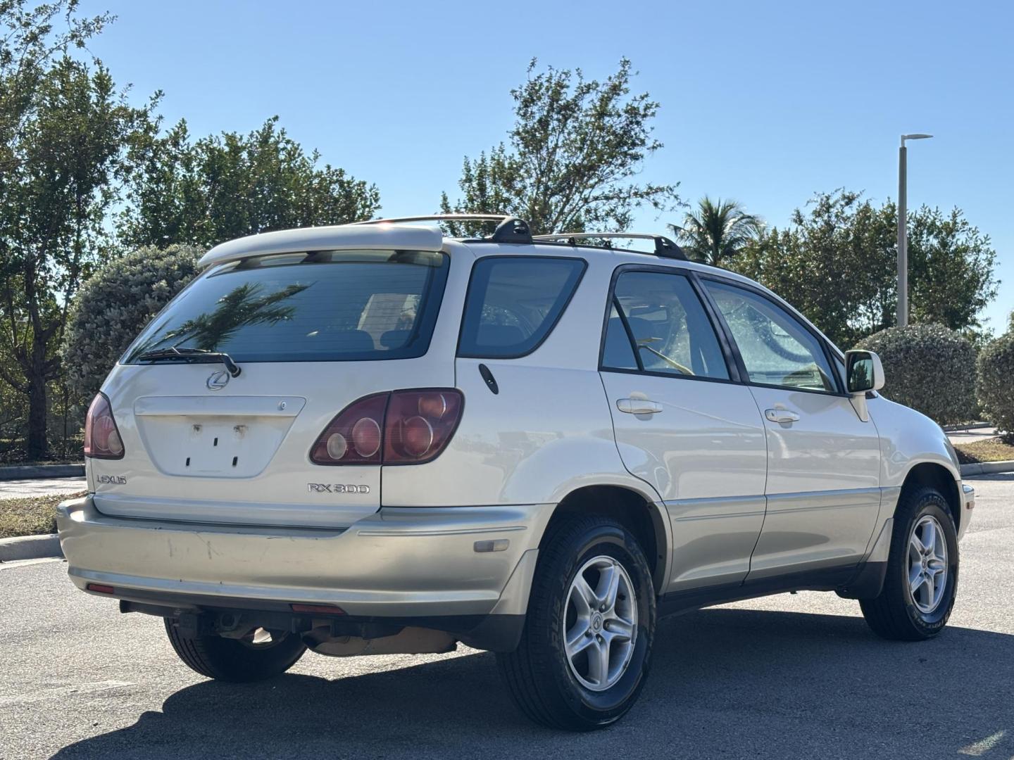1999 WHITE /BEIGE LEATHER Lexus RX 300 AWD (JT6HF10U6X0) with an 3.0L V6 DOHC 24V engine, 4-Speed Automatic Overdrive transmission, located at 11170 Summerlin Square Dr., Fort Myers Beach, FL, 33931, (239) 999-7777, 26.493546, -81.941628 - Photo#7