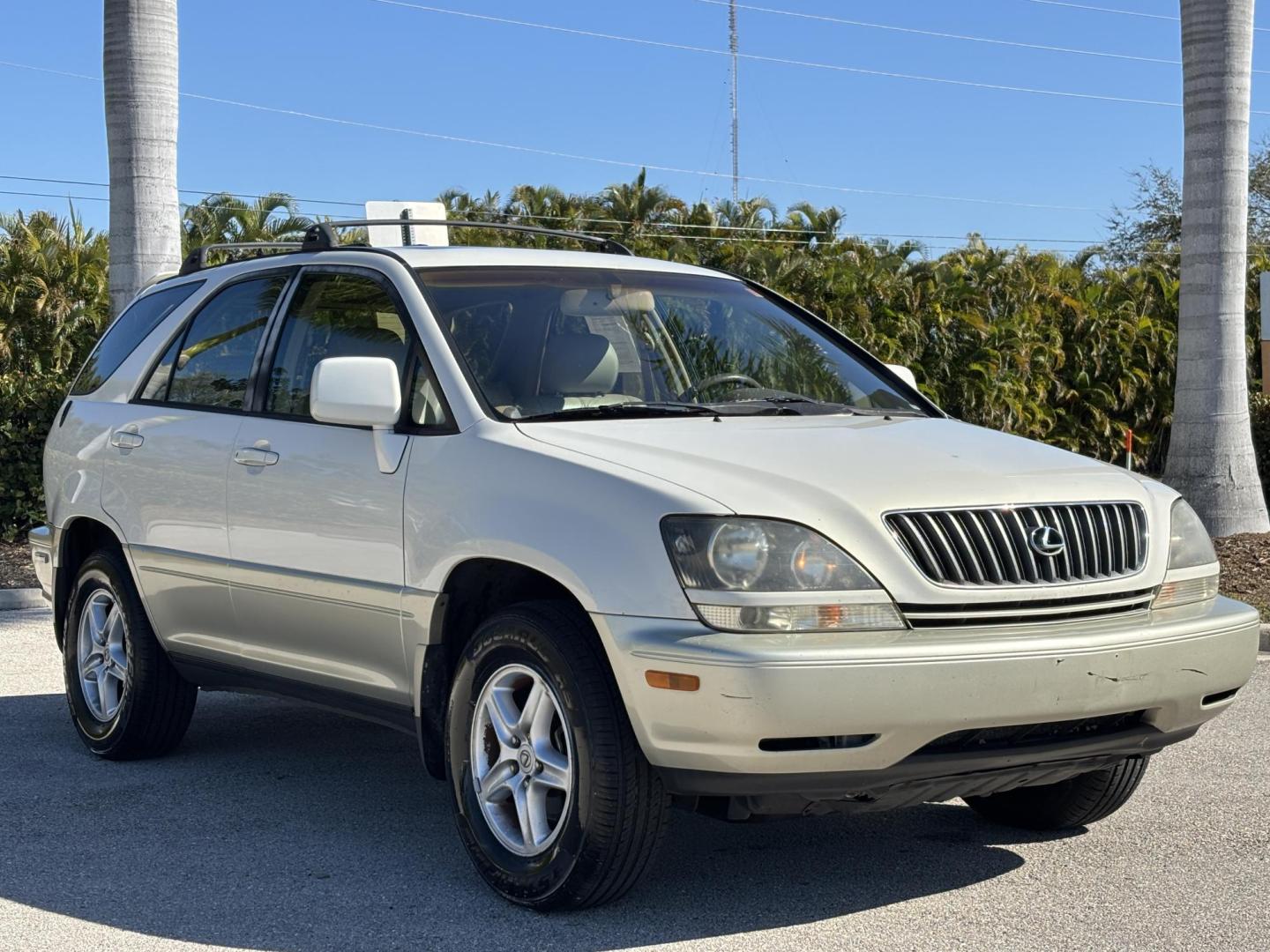 1999 WHITE /BEIGE LEATHER Lexus RX 300 AWD (JT6HF10U6X0) with an 3.0L V6 DOHC 24V engine, 4-Speed Automatic Overdrive transmission, located at 11170 Summerlin Square Dr., Fort Myers Beach, FL, 33931, (239) 999-7777, 26.493546, -81.941628 - Photo#3