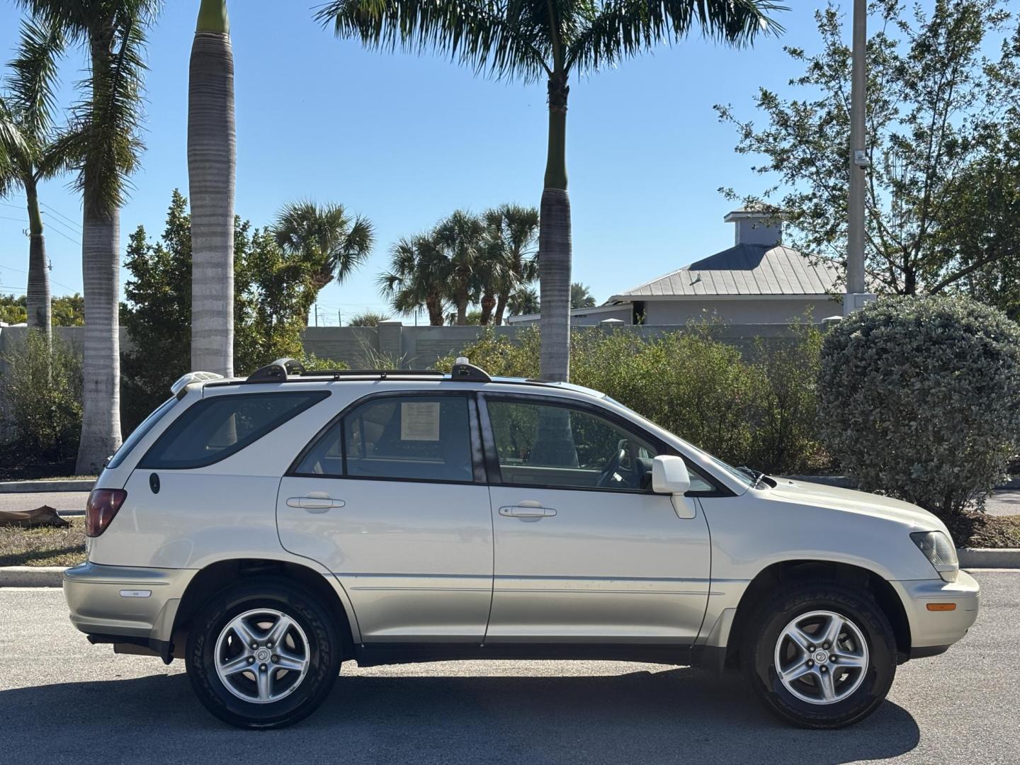 1999 WHITE /BEIGE LEATHER Lexus RX 300 AWD (JT6HF10U6X0) with an 3.0L V6 DOHC 24V engine, 4-Speed Automatic Overdrive transmission, located at 11170 Summerlin Square Dr., Fort Myers Beach, FL, 33931, (239) 999-7777, 26.493546, -81.941628 - Photo#4