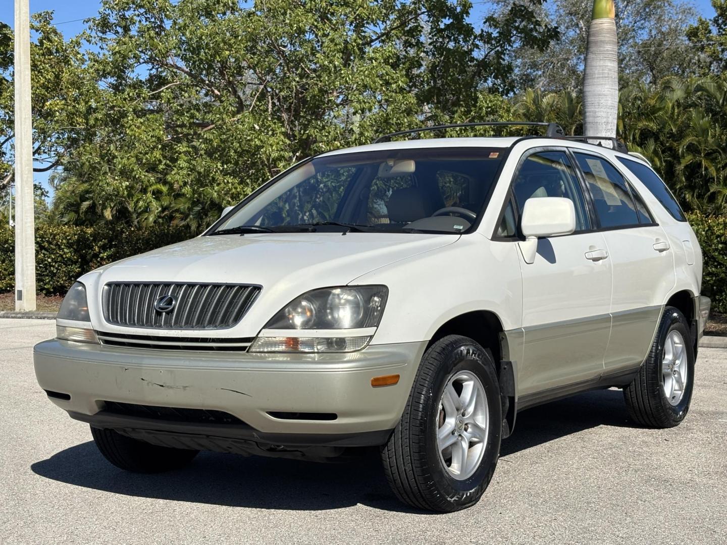1999 WHITE /BEIGE LEATHER Lexus RX 300 AWD (JT6HF10U6X0) with an 3.0L V6 DOHC 24V engine, 4-Speed Automatic Overdrive transmission, located at 11170 Summerlin Square Dr., Fort Myers Beach, FL, 33931, (239) 999-7777, 26.493546, -81.941628 - Photo#1