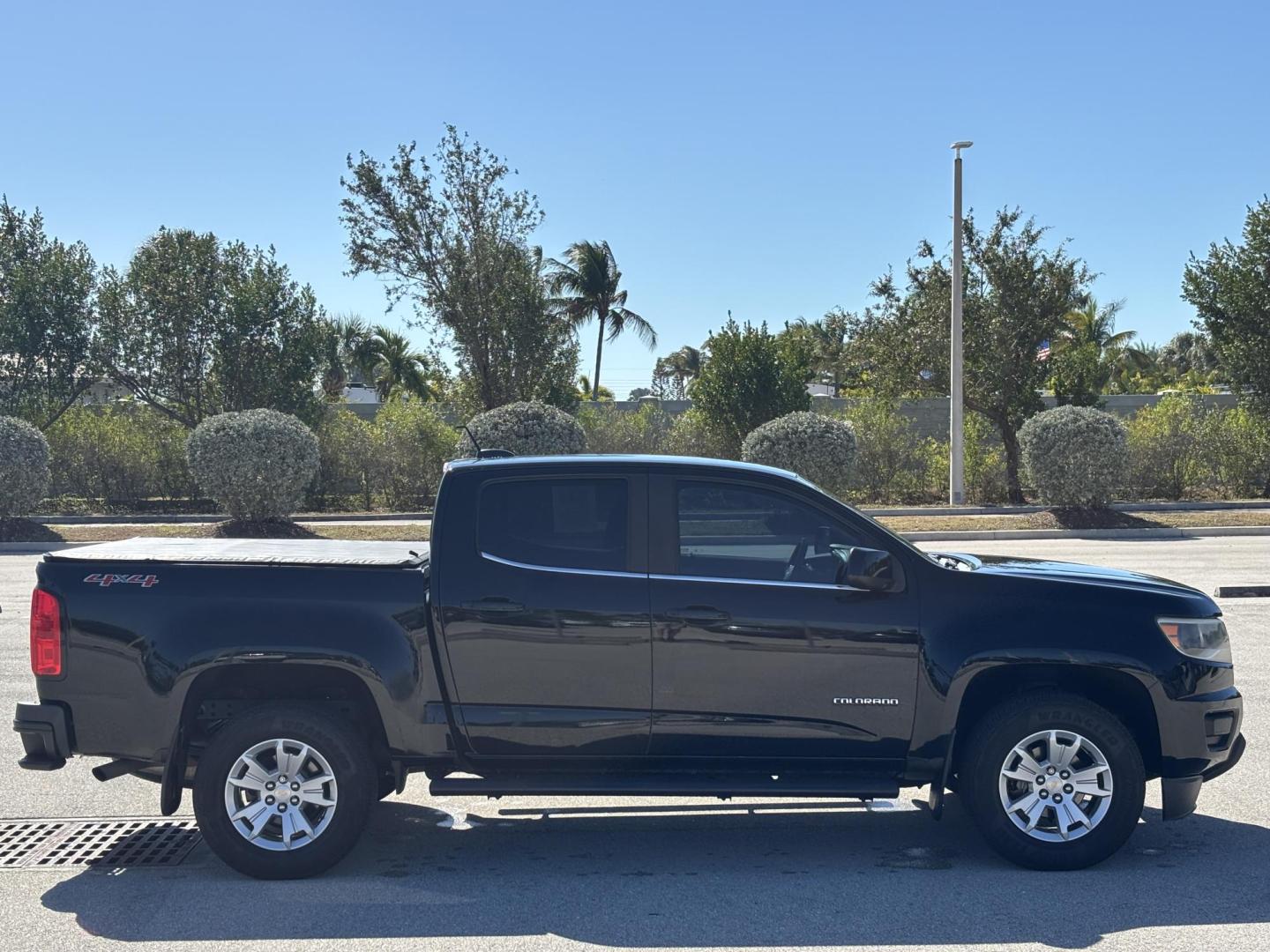 2018 BLACK /BLACK Chevrolet Colorado LT Crew Cab 4WD Long Box (1GCGTCEN7J1) with an 3.6L V6 DOHC 24V GAS engine, 6A transmission, located at 11170 Summerlin Square Dr., Fort Myers Beach, FL, 33931, (239) 999-7777, 26.493546, -81.941628 - Carfax 1 Owner - Photo#4