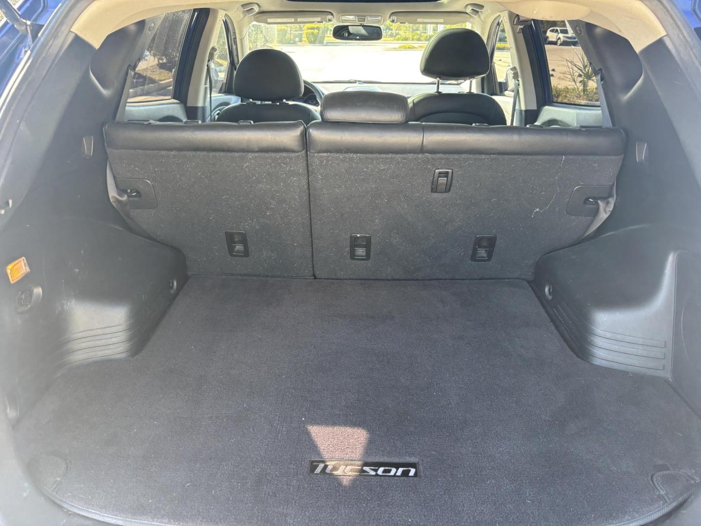 2011 BLUE /BLACK LEATHER Hyundai Tucson Limited 2WD (KM8JU3AC2BU) with an 2.4L L4 DOHC 16V engine, 6-Speed Automatic transmission, located at 11170 Summerlin Square Dr., Fort Myers Beach, FL, 33931, (239) 999-7777, 26.493546, -81.941628 - Photo#18