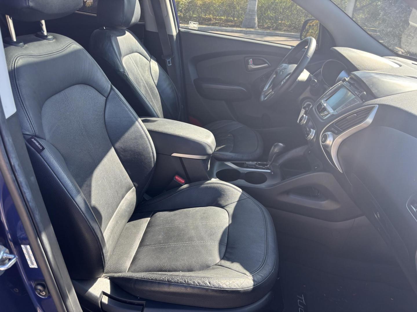 2011 BLUE /BLACK LEATHER Hyundai Tucson Limited 2WD (KM8JU3AC2BU) with an 2.4L L4 DOHC 16V engine, 6-Speed Automatic transmission, located at 11170 Summerlin Square Dr., Fort Myers Beach, FL, 33931, (239) 999-7777, 26.493546, -81.941628 - Photo#15