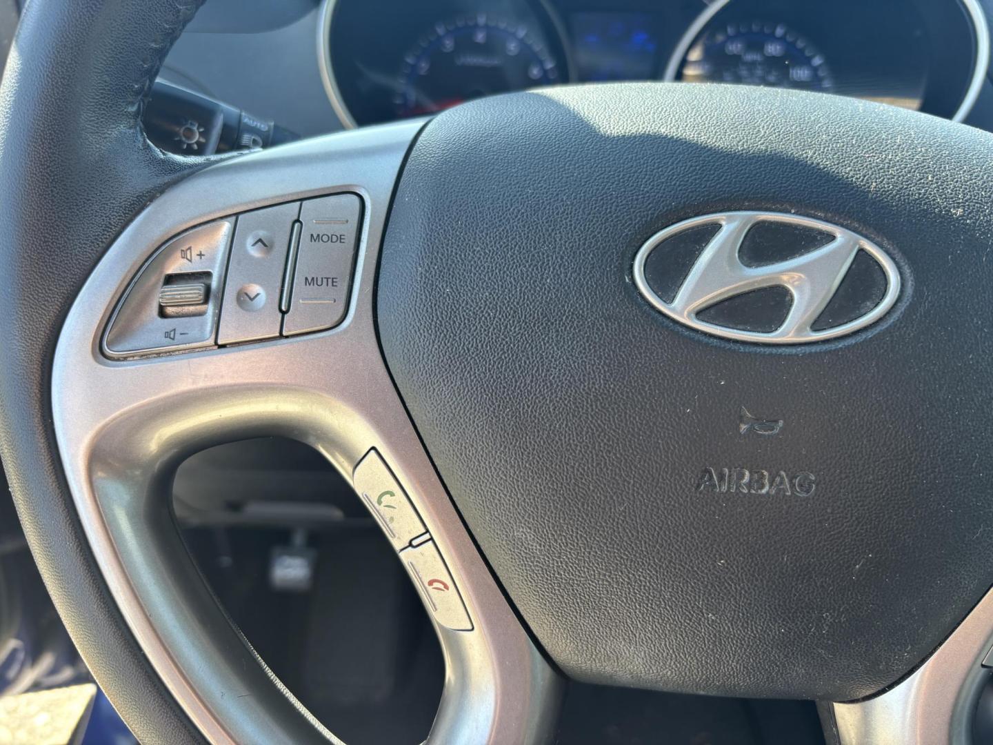 2011 BLUE /BLACK LEATHER Hyundai Tucson Limited 2WD (KM8JU3AC2BU) with an 2.4L L4 DOHC 16V engine, 6-Speed Automatic transmission, located at 11170 Summerlin Square Dr., Fort Myers Beach, FL, 33931, (239) 999-7777, 26.493546, -81.941628 - Photo#22