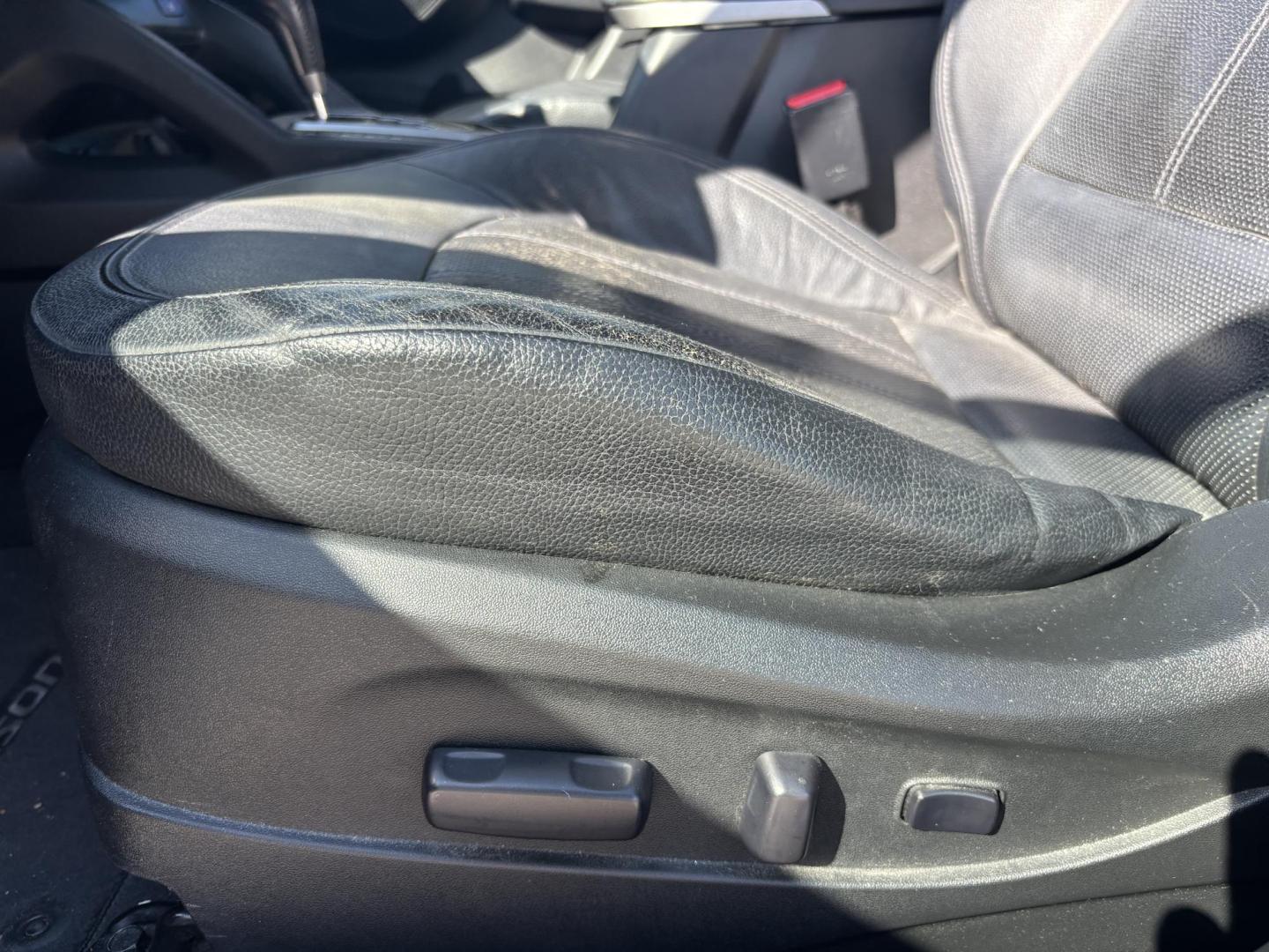 2011 BLUE /BLACK LEATHER Hyundai Tucson Limited 2WD (KM8JU3AC2BU) with an 2.4L L4 DOHC 16V engine, 6-Speed Automatic transmission, located at 11170 Summerlin Square Dr., Fort Myers Beach, FL, 33931, (239) 999-7777, 26.493546, -81.941628 - Photo#12