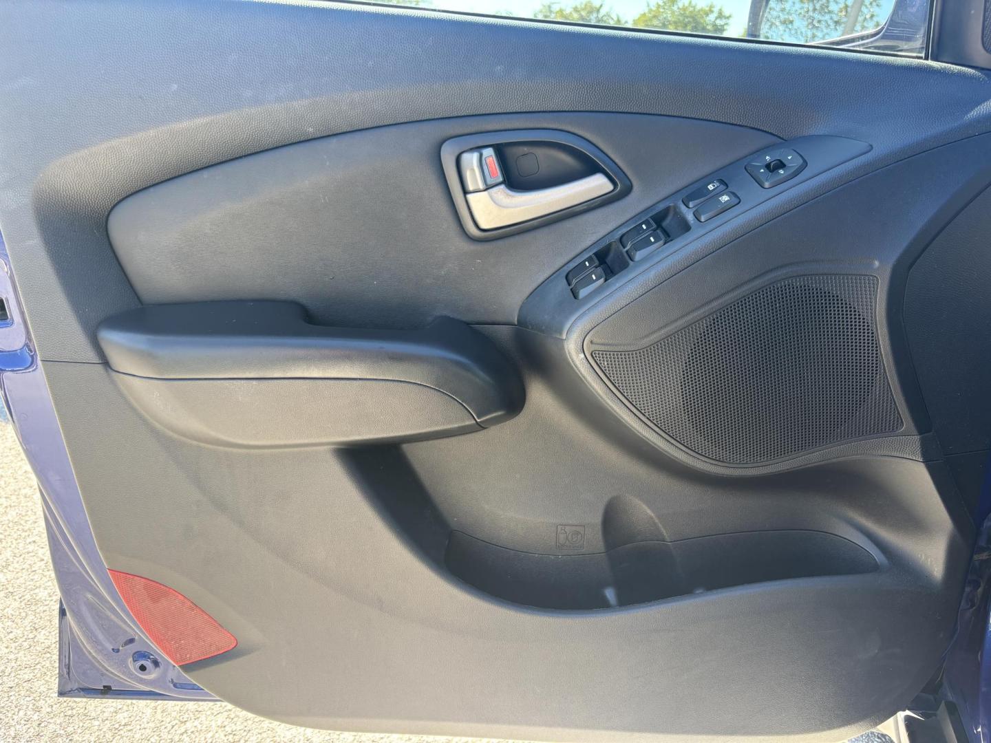 2011 BLUE /BLACK LEATHER Hyundai Tucson Limited 2WD (KM8JU3AC2BU) with an 2.4L L4 DOHC 16V engine, 6-Speed Automatic transmission, located at 11170 Summerlin Square Dr., Fort Myers Beach, FL, 33931, (239) 999-7777, 26.493546, -81.941628 - Photo#24