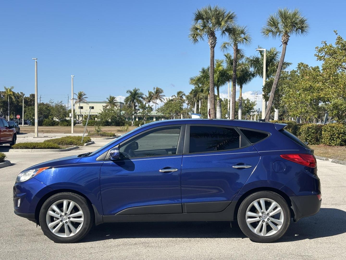 2011 BLUE /BLACK LEATHER Hyundai Tucson Limited 2WD (KM8JU3AC2BU) with an 2.4L L4 DOHC 16V engine, 6-Speed Automatic transmission, located at 11170 Summerlin Square Dr., Fort Myers Beach, FL, 33931, (239) 999-7777, 26.493546, -81.941628 - Photo#8