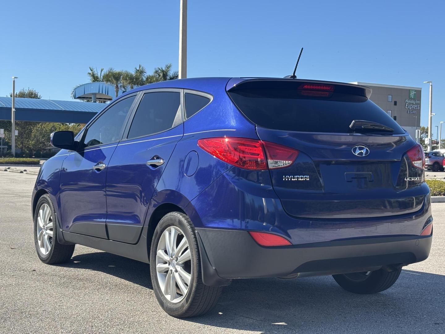 2011 BLUE /BLACK LEATHER Hyundai Tucson Limited 2WD (KM8JU3AC2BU) with an 2.4L L4 DOHC 16V engine, 6-Speed Automatic transmission, located at 11170 Summerlin Square Dr., Fort Myers Beach, FL, 33931, (239) 999-7777, 26.493546, -81.941628 - Photo#5