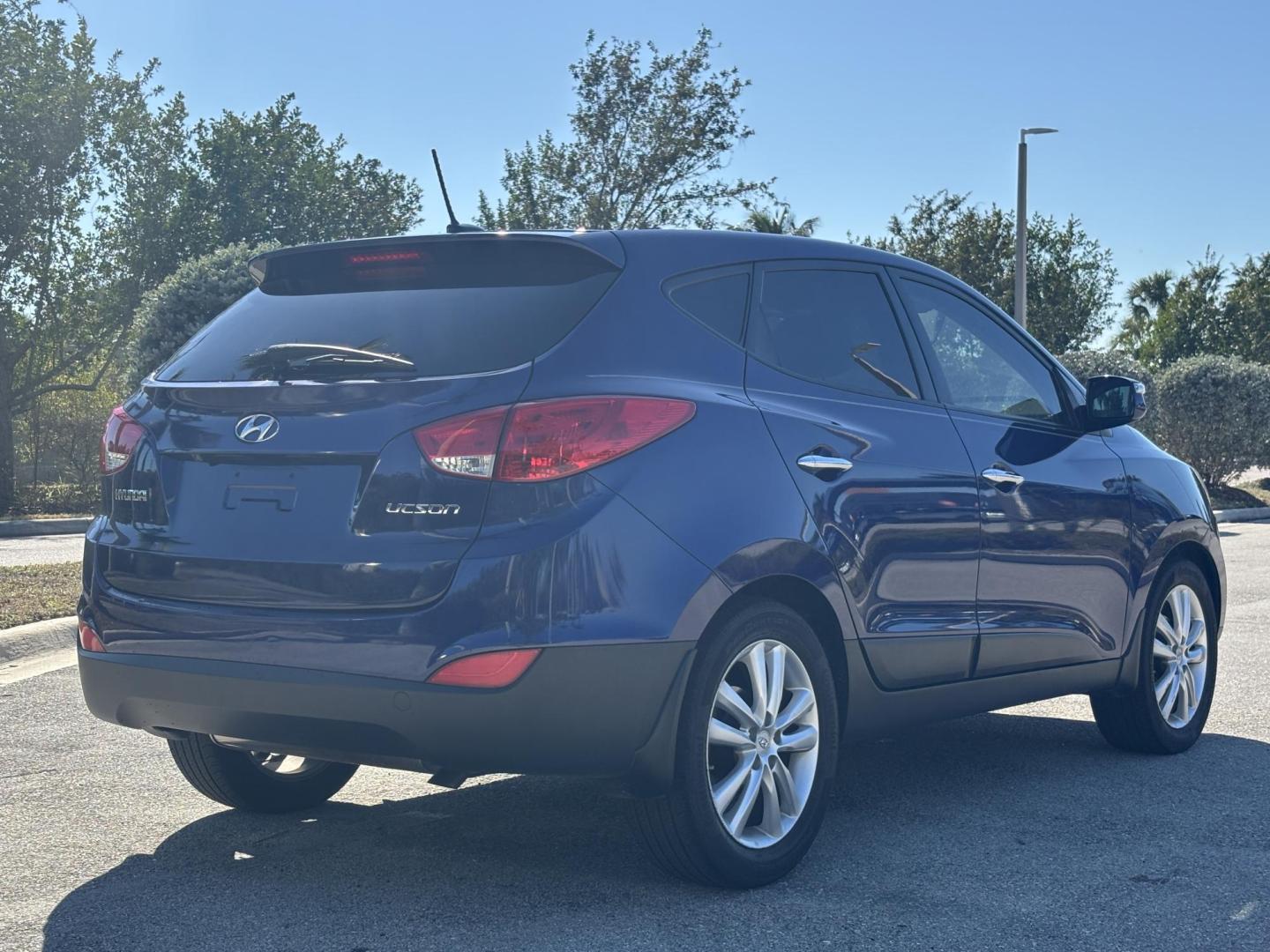 2011 BLUE /BLACK LEATHER Hyundai Tucson Limited 2WD (KM8JU3AC2BU) with an 2.4L L4 DOHC 16V engine, 6-Speed Automatic transmission, located at 11170 Summerlin Square Dr., Fort Myers Beach, FL, 33931, (239) 999-7777, 26.493546, -81.941628 - Photo#7