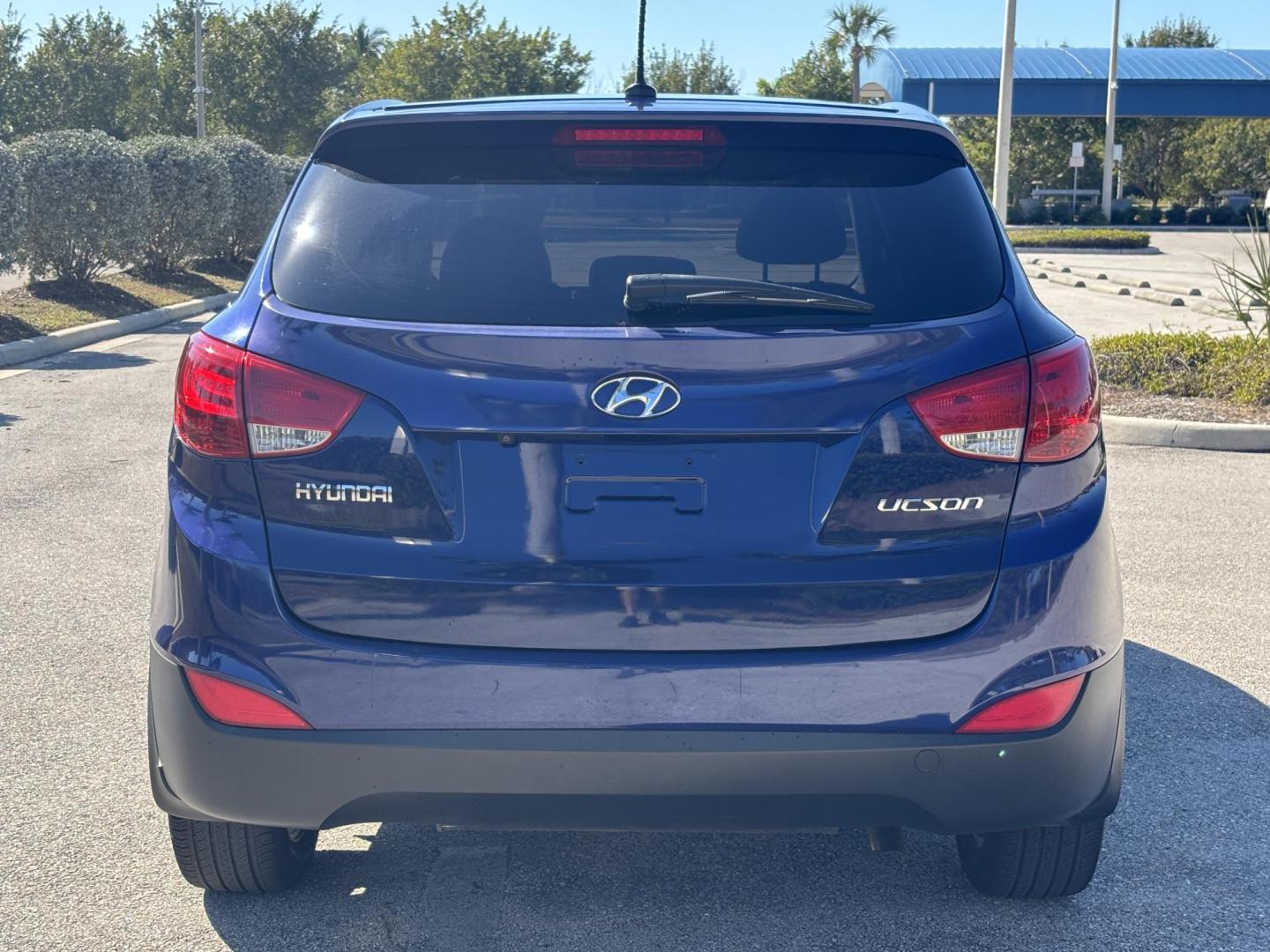 2011 BLUE /BLACK LEATHER Hyundai Tucson Limited 2WD (KM8JU3AC2BU) with an 2.4L L4 DOHC 16V engine, 6-Speed Automatic transmission, located at 11170 Summerlin Square Dr., Fort Myers Beach, FL, 33931, (239) 999-7777, 26.493546, -81.941628 - Photo#6