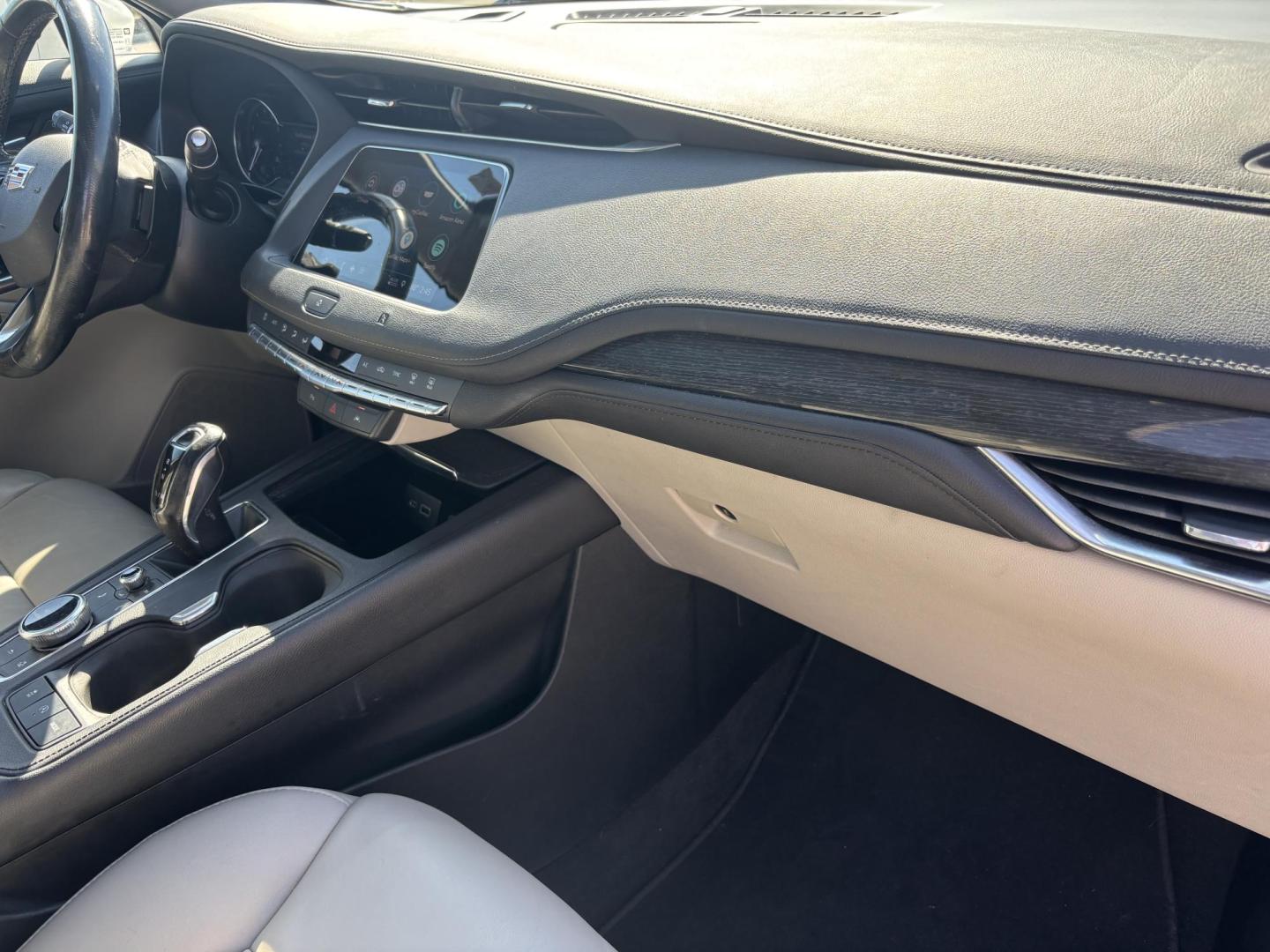 2019 WHITE /TAN LEATHER Cadillac XT4 Premium Luxury (1GYFZCR49KF) with an 2.0L L4 DOHC 16V engine, 9A transmission, located at 11170 Summerlin Square Dr., Fort Myers Beach, FL, 33931, (239) 999-7777, 26.493546, -81.941628 - Photo#13