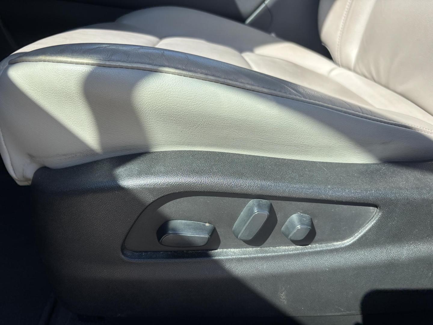 2019 WHITE /TAN LEATHER Cadillac XT4 Premium Luxury (1GYFZCR49KF) with an 2.0L L4 DOHC 16V engine, 9A transmission, located at 11170 Summerlin Square Dr., Fort Myers Beach, FL, 33931, (239) 999-7777, 26.493546, -81.941628 - Photo#18