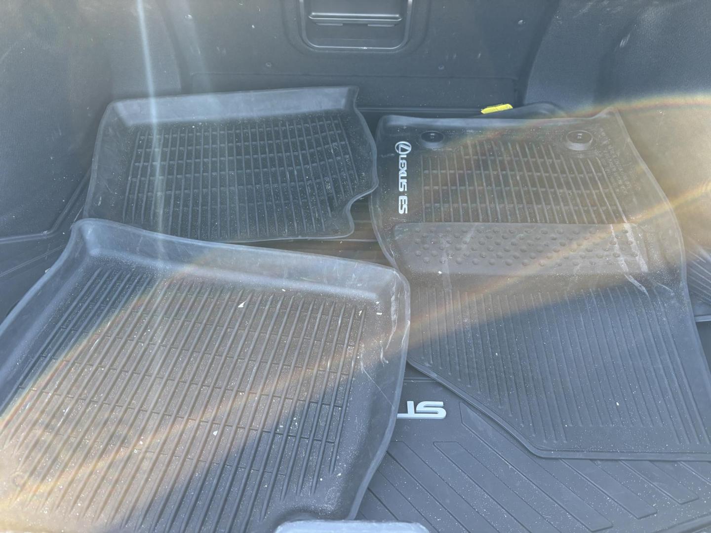 2019 SILVER /BEIGE LEATHER Lexus ES 350 Luxury (58ABZ1B12KU) with an 3.5L V6 DOHC 24V engine, 8A transmission, located at 11170 Summerlin Square Dr., Fort Myers Beach, FL, 33931, (239) 999-7777, 26.493546, -81.941628 - Photo#34