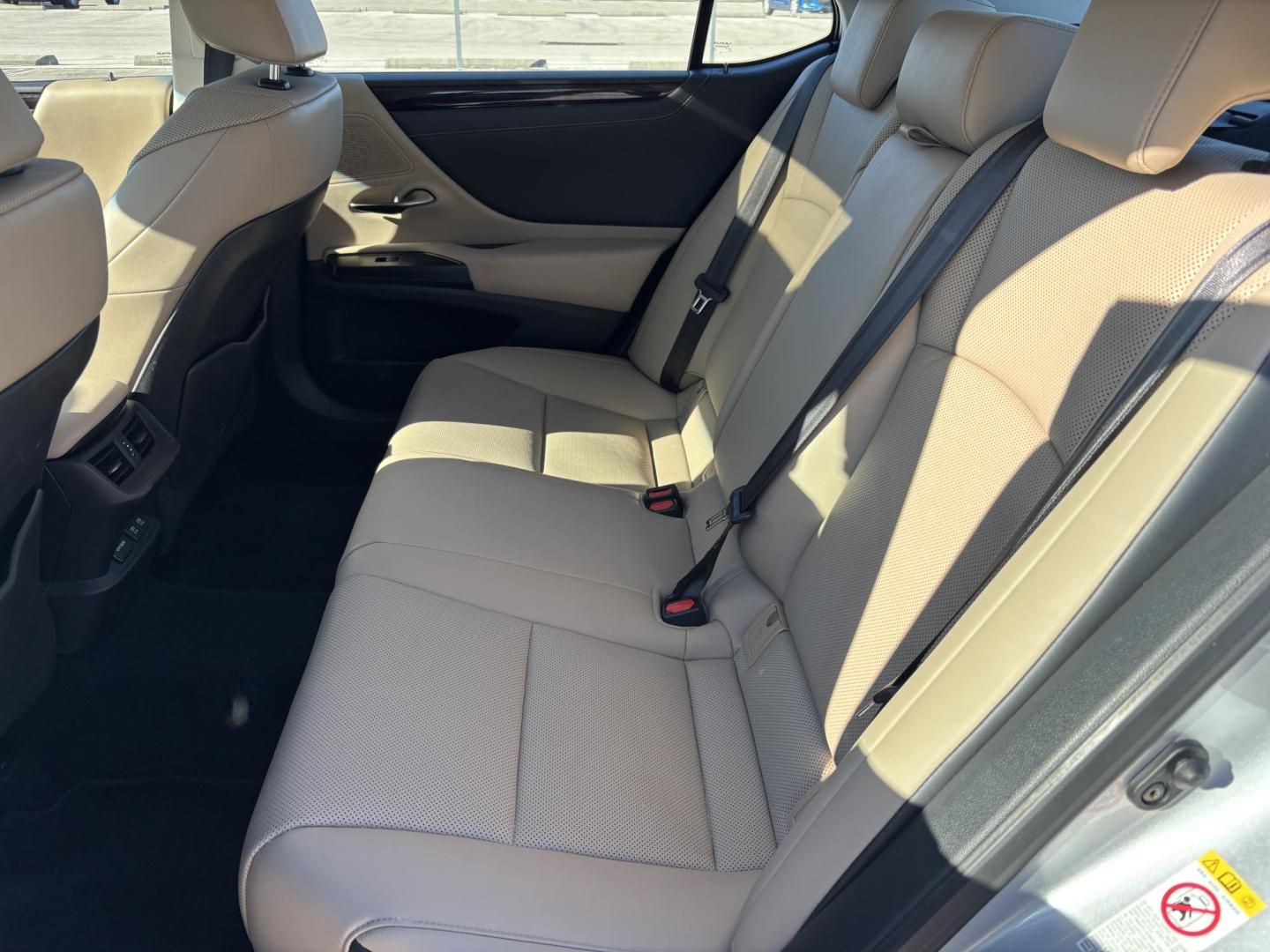 2019 SILVER /BEIGE LEATHER Lexus ES 350 Luxury (58ABZ1B12KU) with an 3.5L V6 DOHC 24V engine, 8A transmission, located at 11170 Summerlin Square Dr., Fort Myers Beach, FL, 33931, (239) 999-7777, 26.493546, -81.941628 - Photo#16