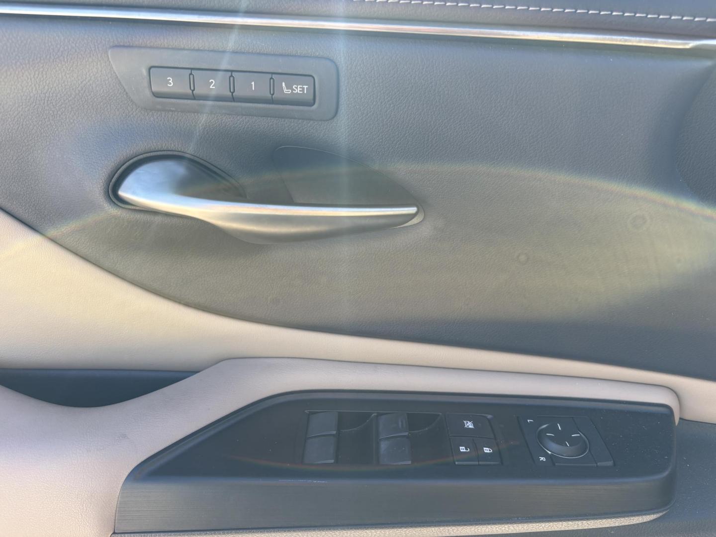 2019 SILVER /BEIGE LEATHER Lexus ES 350 Luxury (58ABZ1B12KU) with an 3.5L V6 DOHC 24V engine, 8A transmission, located at 11170 Summerlin Square Dr., Fort Myers Beach, FL, 33931, (239) 999-7777, 26.493546, -81.941628 - Photo#29