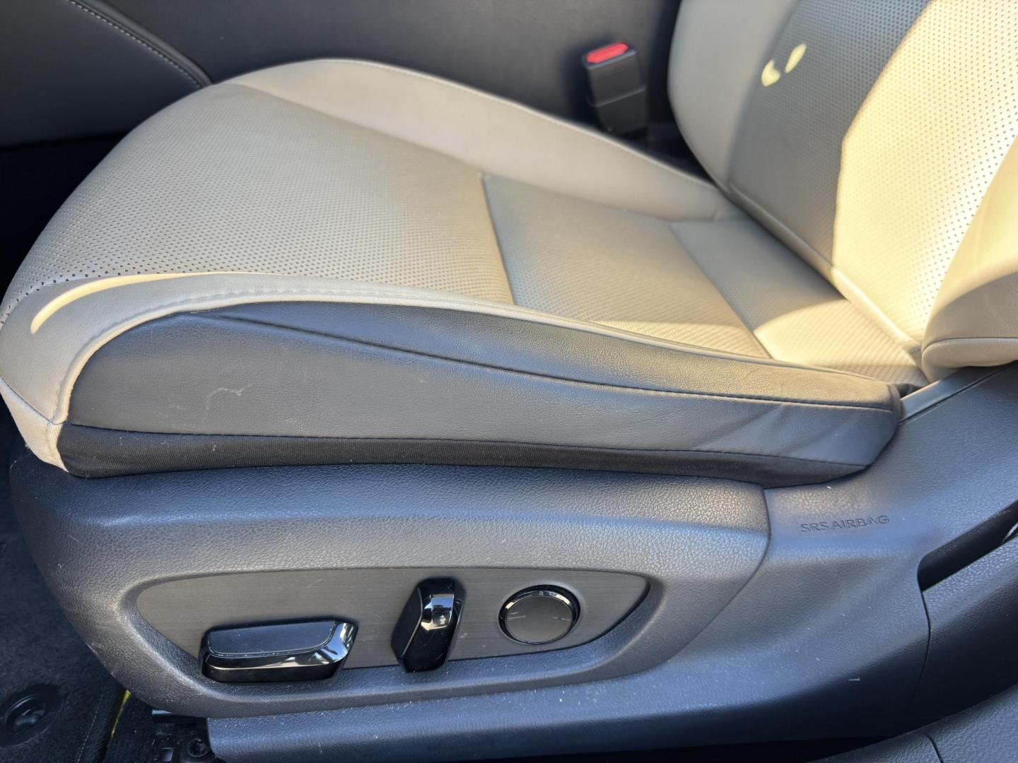 2019 SILVER /BEIGE LEATHER Lexus ES 350 Luxury (58ABZ1B12KU) with an 3.5L V6 DOHC 24V engine, 8A transmission, located at 11170 Summerlin Square Dr., Fort Myers Beach, FL, 33931, (239) 999-7777, 26.493546, -81.941628 - Photo#27