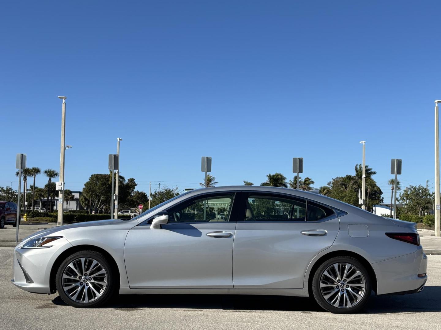 2019 SILVER /BEIGE LEATHER Lexus ES 350 Luxury (58ABZ1B12KU) with an 3.5L V6 DOHC 24V engine, 8A transmission, located at 11170 Summerlin Square Dr., Fort Myers Beach, FL, 33931, (239) 999-7777, 26.493546, -81.941628 - Photo#8