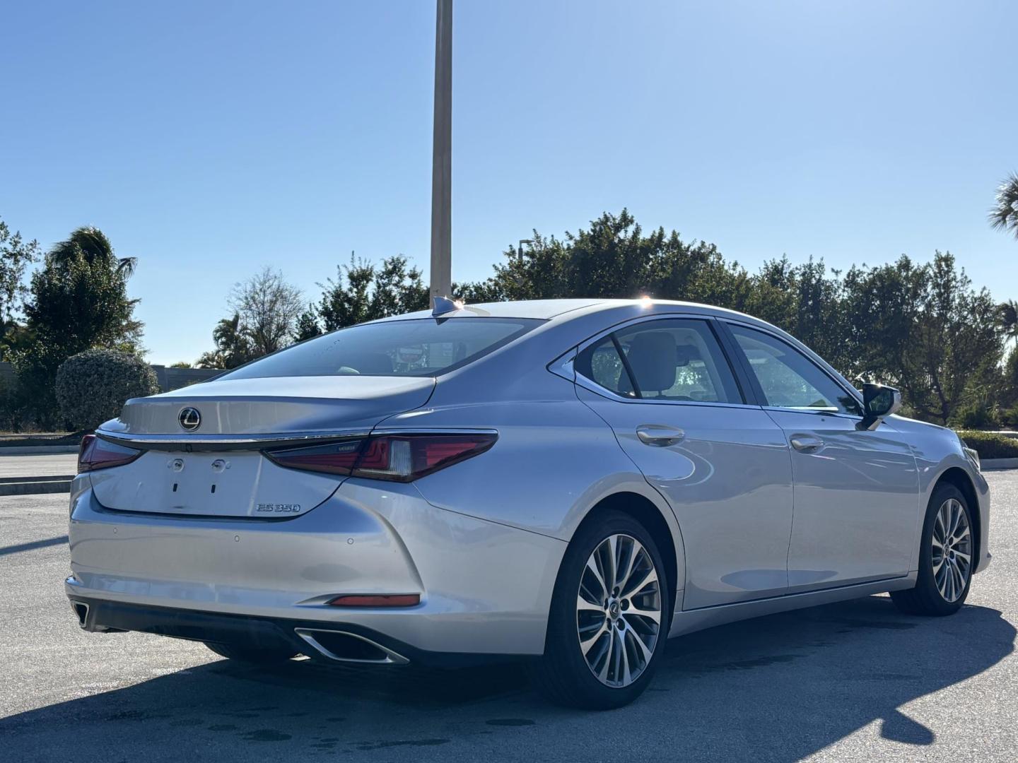 2019 SILVER /BEIGE LEATHER Lexus ES 350 Luxury (58ABZ1B12KU) with an 3.5L V6 DOHC 24V engine, 8A transmission, located at 11170 Summerlin Square Dr., Fort Myers Beach, FL, 33931, (239) 999-7777, 26.493546, -81.941628 - Photo#7