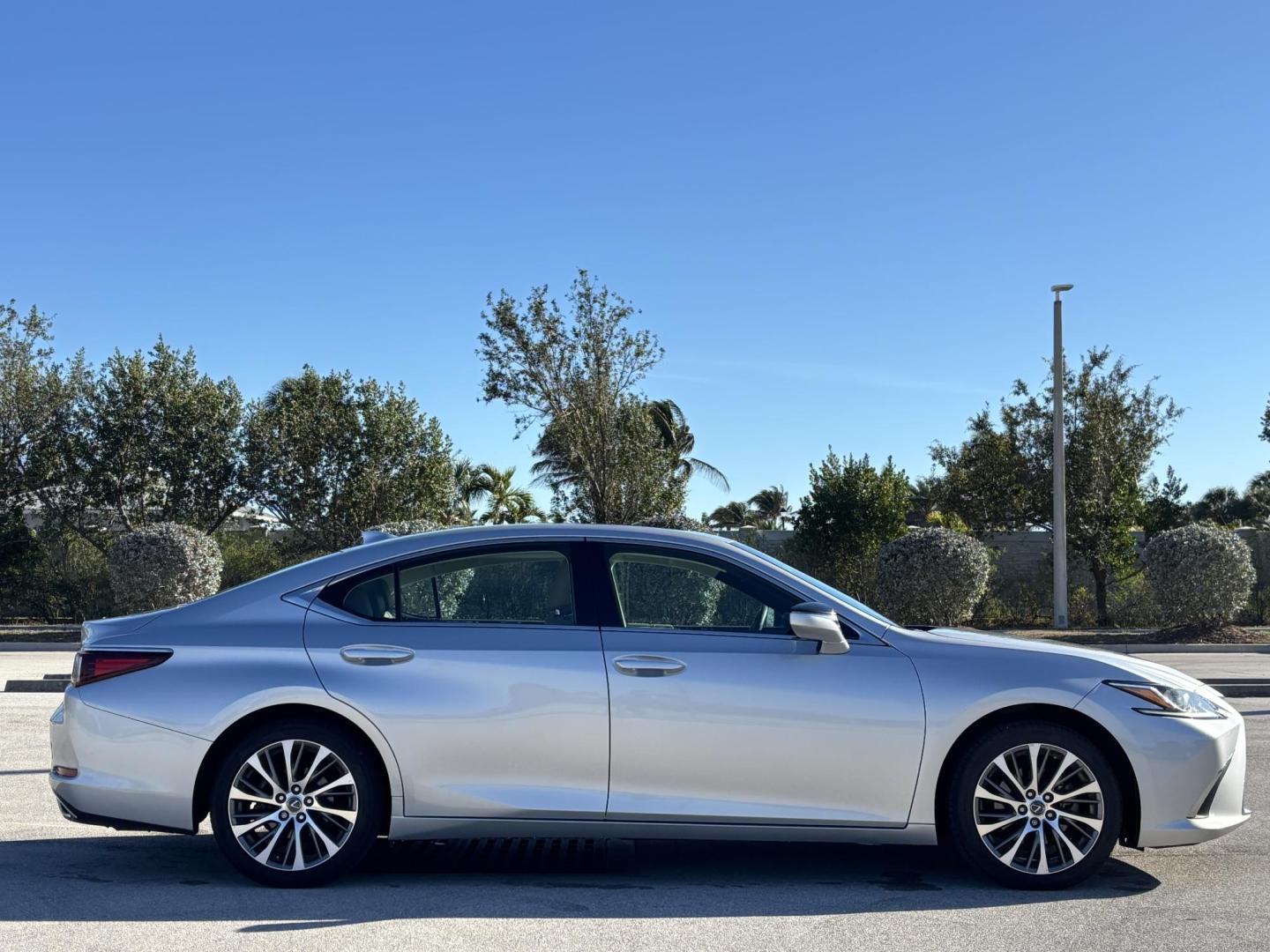 2019 SILVER /BEIGE LEATHER Lexus ES 350 Luxury (58ABZ1B12KU) with an 3.5L V6 DOHC 24V engine, 8A transmission, located at 11170 Summerlin Square Dr., Fort Myers Beach, FL, 33931, (239) 999-7777, 26.493546, -81.941628 - Photo#4