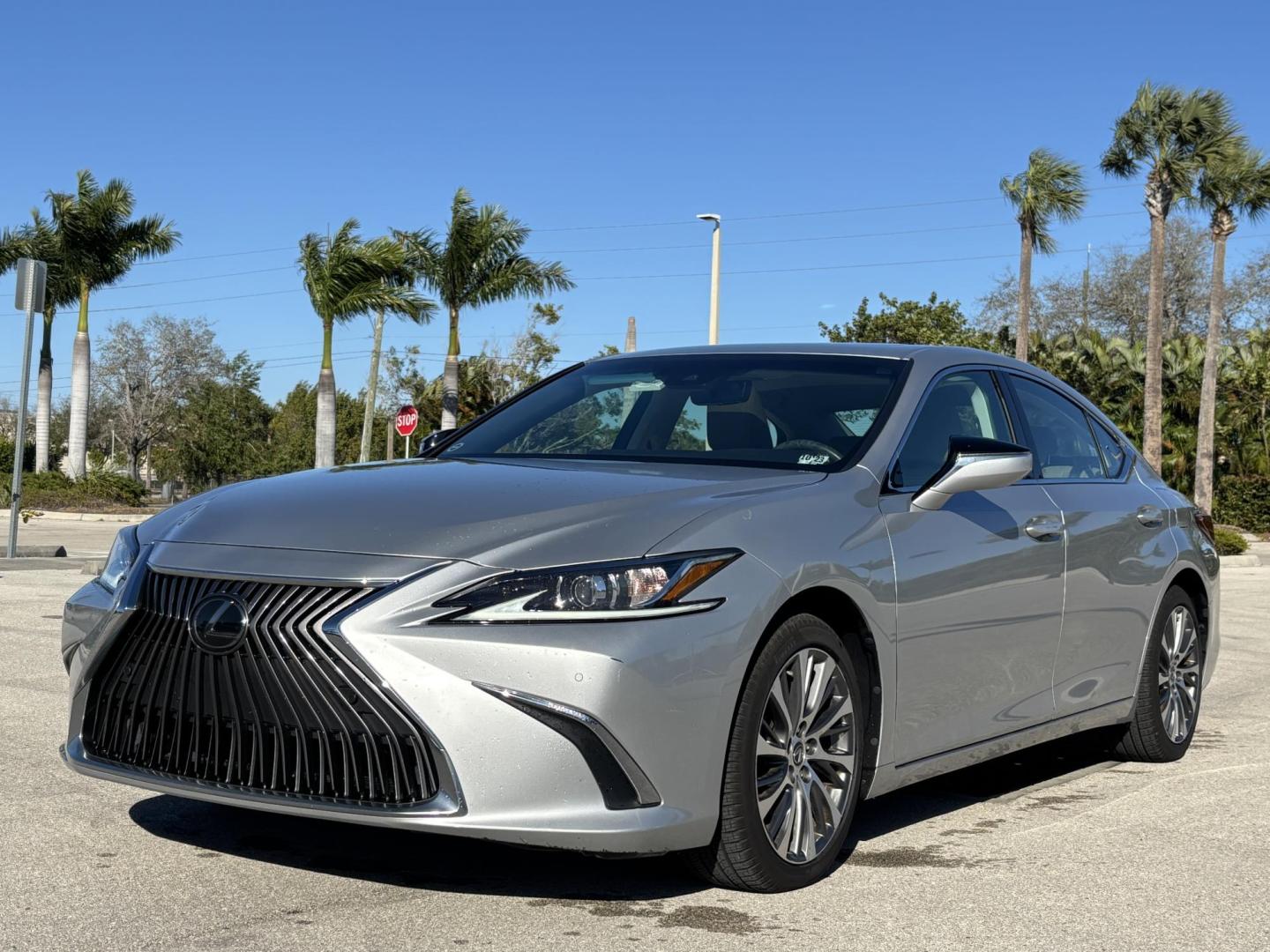 2019 SILVER /BEIGE LEATHER Lexus ES 350 Luxury (58ABZ1B12KU) with an 3.5L V6 DOHC 24V engine, 8A transmission, located at 11170 Summerlin Square Dr., Fort Myers Beach, FL, 33931, (239) 999-7777, 26.493546, -81.941628 - Photo#1