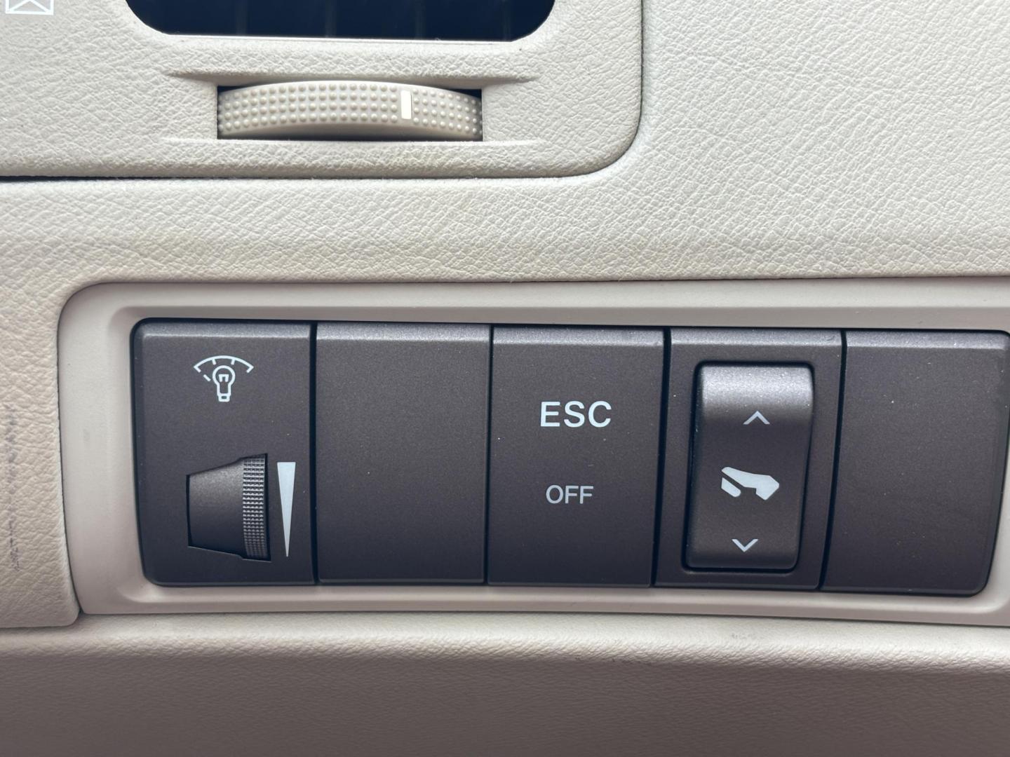 2006 BEIGE /TAN LEATHER Hyundai Azera Limited (KMHFC46F56A) with an 3.8L V6 DOHC 24V engine, 5-Speed Automatic Overdrive transmission, located at 11170 Summerlin Square Dr., Fort Myers Beach, FL, 33931, (239) 999-7777, 26.493546, -81.941628 - Photo#24