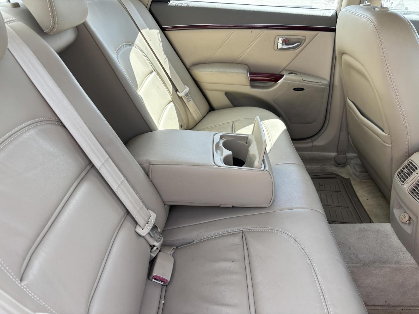 2006 BEIGE /TAN LEATHER Hyundai Azera Limited (KMHFC46F56A) with an 3.8L V6 DOHC 24V engine, 5-Speed Automatic Overdrive transmission, located at 11170 Summerlin Square Dr., Fort Myers Beach, FL, 33931, (239) 999-7777, 26.493546, -81.941628 - Photo#18