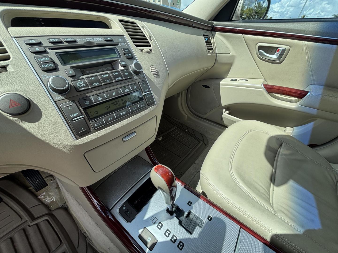 2006 BEIGE /TAN LEATHER Hyundai Azera Limited (KMHFC46F56A) with an 3.8L V6 DOHC 24V engine, 5-Speed Automatic Overdrive transmission, located at 11170 Summerlin Square Dr., Fort Myers Beach, FL, 33931, (239) 999-7777, 26.493546, -81.941628 - Photo#12