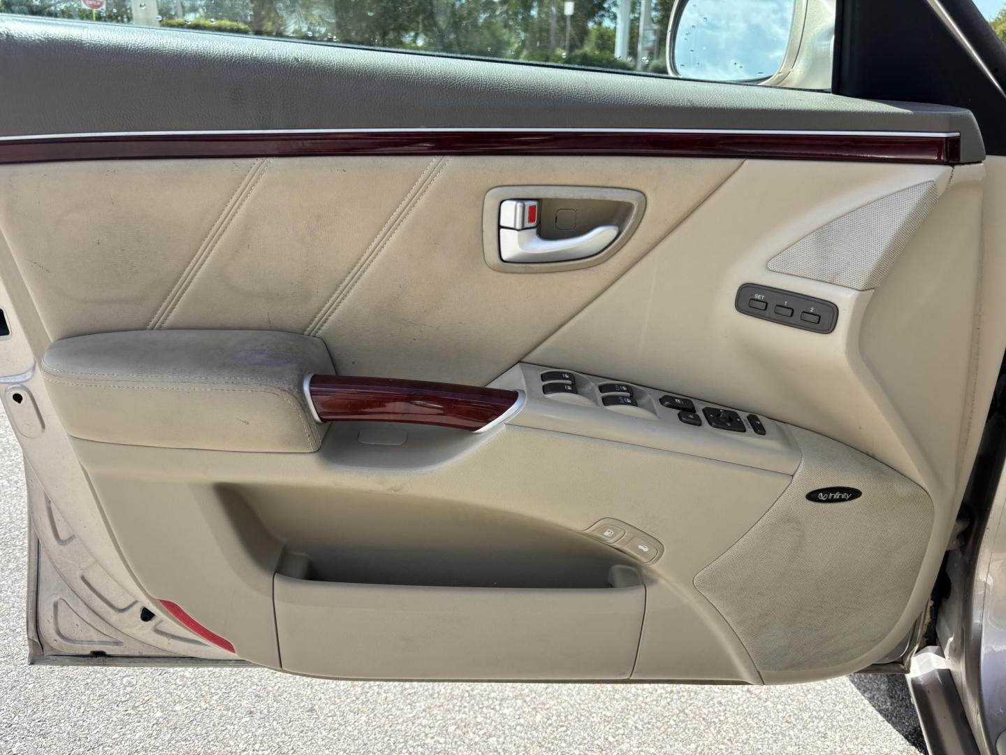 2006 BEIGE /TAN LEATHER Hyundai Azera Limited (KMHFC46F56A) with an 3.8L V6 DOHC 24V engine, 5-Speed Automatic Overdrive transmission, located at 11170 Summerlin Square Dr., Fort Myers Beach, FL, 33931, (239) 999-7777, 26.493546, -81.941628 - Photo#21