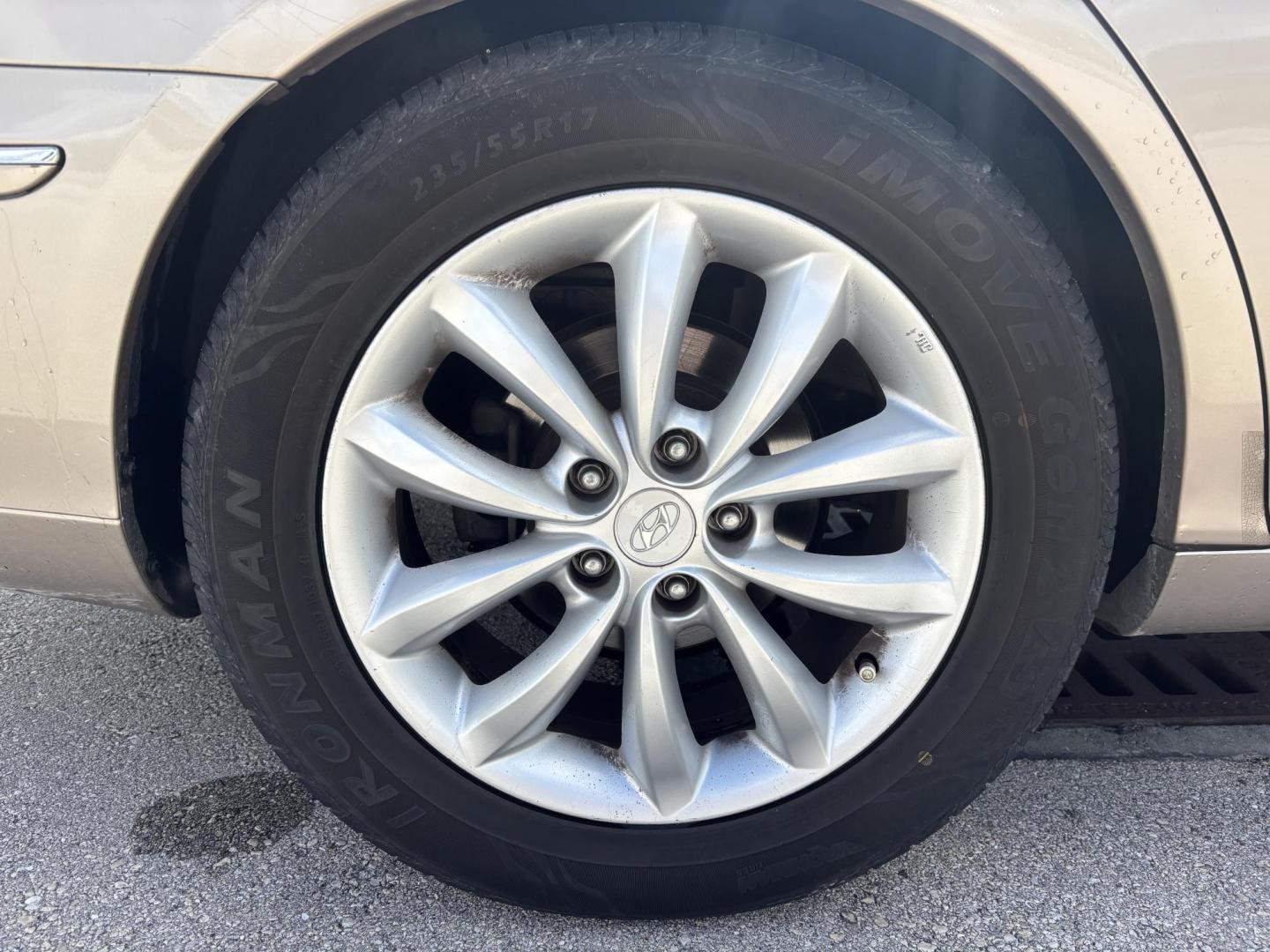 2006 BEIGE /TAN LEATHER Hyundai Azera Limited (KMHFC46F56A) with an 3.8L V6 DOHC 24V engine, 5-Speed Automatic Overdrive transmission, located at 11170 Summerlin Square Dr., Fort Myers Beach, FL, 33931, (239) 999-7777, 26.493546, -81.941628 - Photo#36