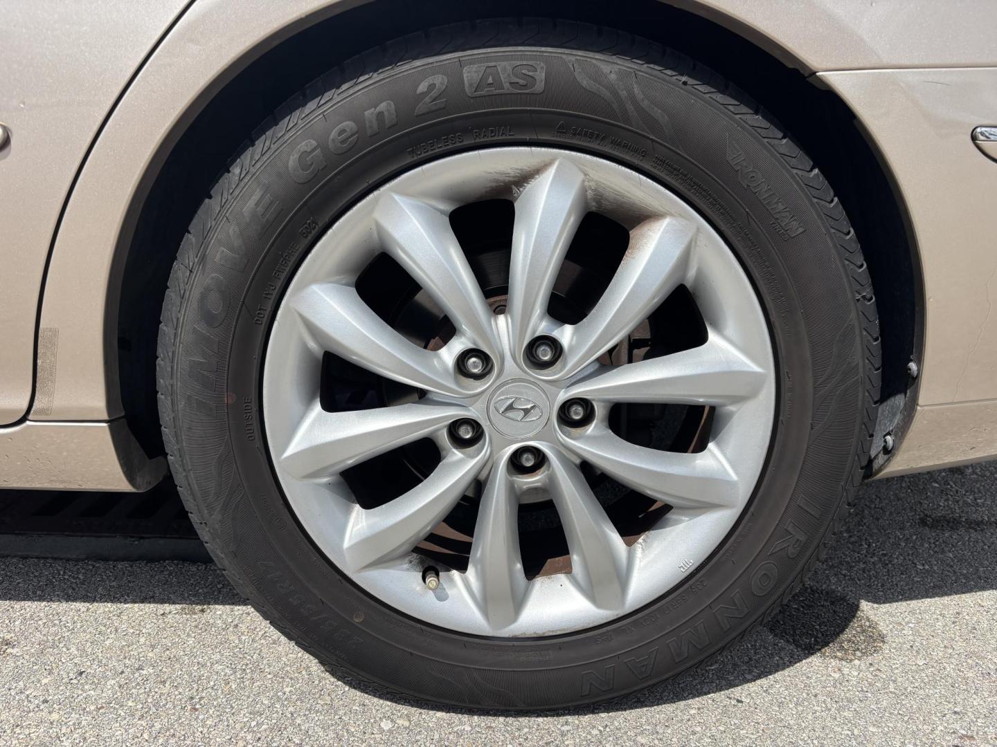 2006 BEIGE /TAN LEATHER Hyundai Azera Limited (KMHFC46F56A) with an 3.8L V6 DOHC 24V engine, 5-Speed Automatic Overdrive transmission, located at 11170 Summerlin Square Dr., Fort Myers Beach, FL, 33931, (239) 999-7777, 26.493546, -81.941628 - Photo#37