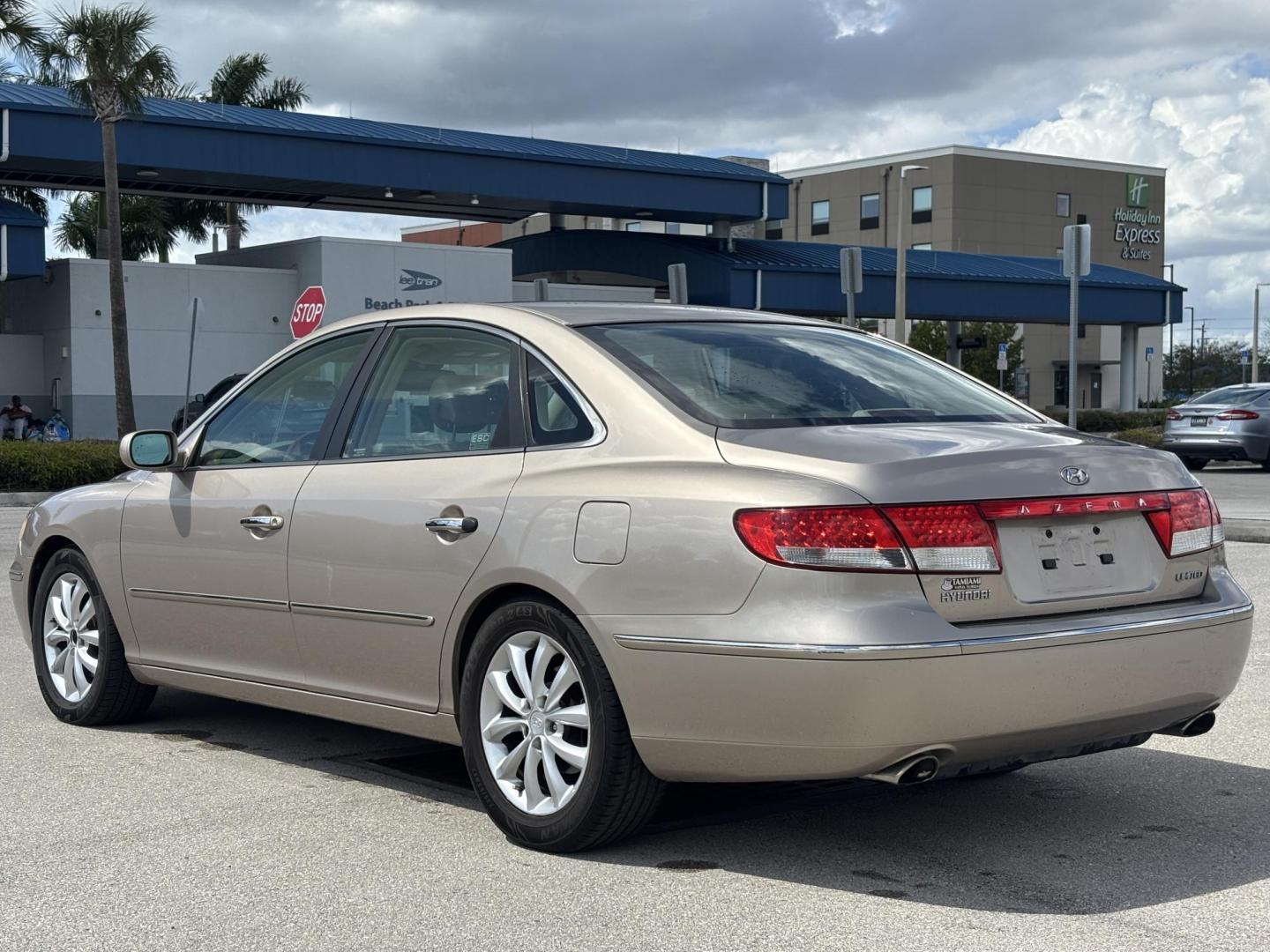 2006 BEIGE /TAN LEATHER Hyundai Azera Limited (KMHFC46F56A) with an 3.8L V6 DOHC 24V engine, 5-Speed Automatic Overdrive transmission, located at 11170 Summerlin Square Dr., Fort Myers Beach, FL, 33931, (239) 999-7777, 26.493546, -81.941628 - Photo#7