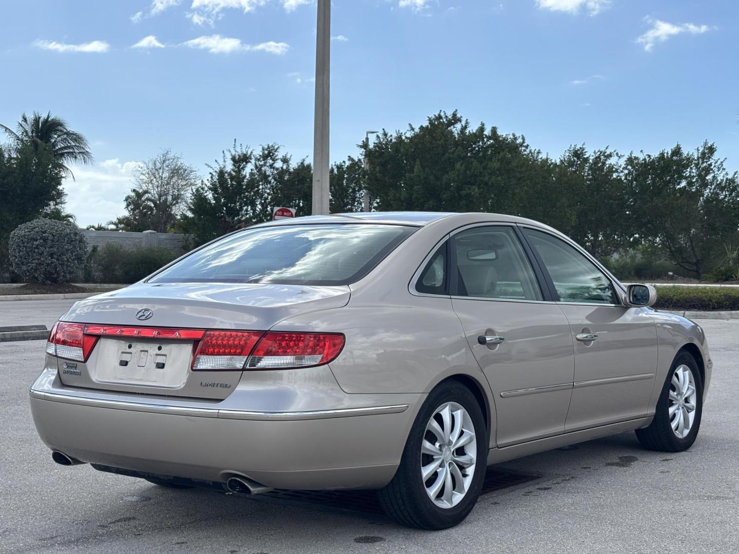 2006 BEIGE /TAN LEATHER Hyundai Azera Limited (KMHFC46F56A) with an 3.8L V6 DOHC 24V engine, 5-Speed Automatic Overdrive transmission, located at 11170 Summerlin Square Dr., Fort Myers Beach, FL, 33931, (239) 999-7777, 26.493546, -81.941628 - Photo#5
