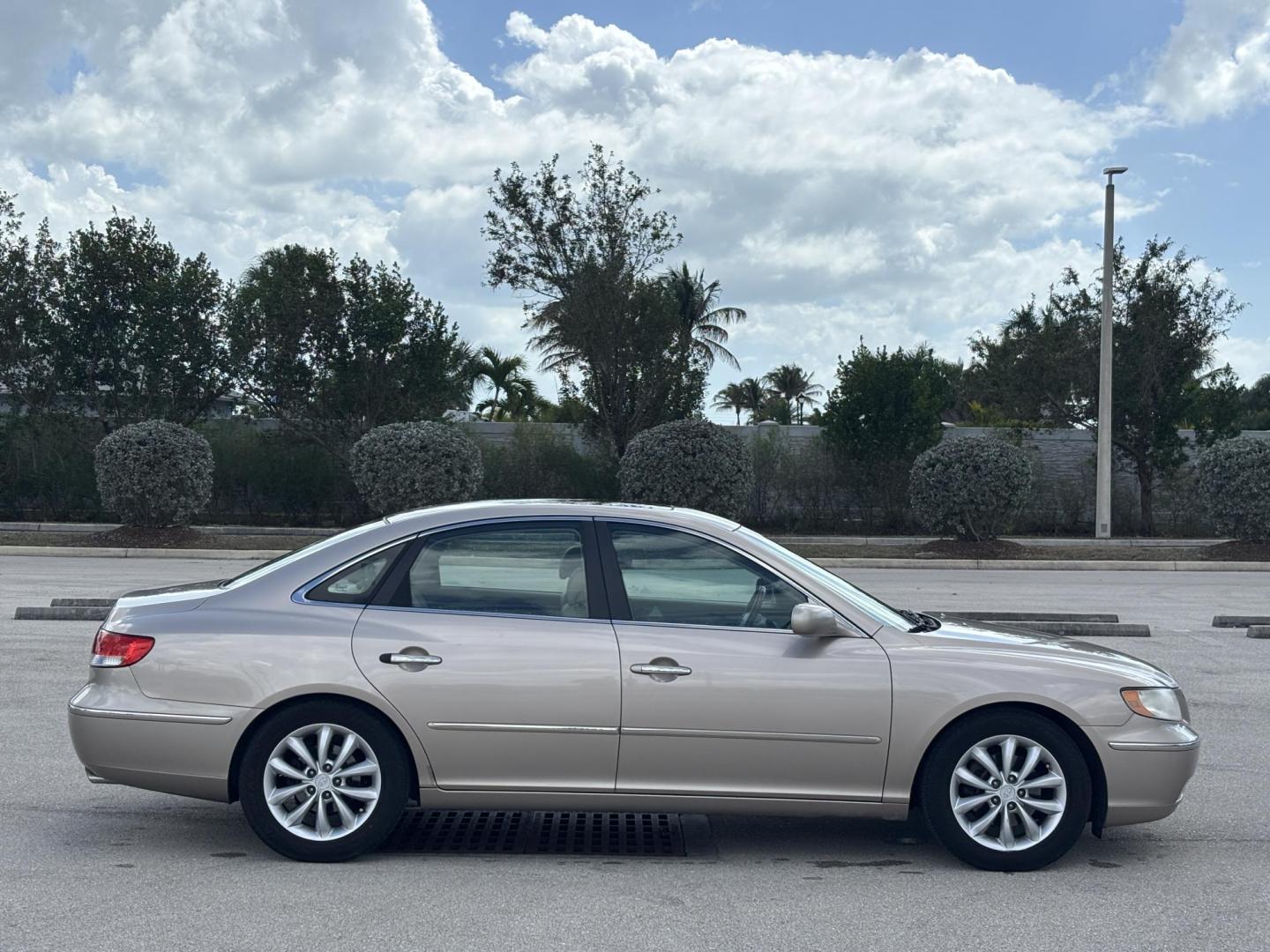2006 BEIGE /TAN LEATHER Hyundai Azera Limited (KMHFC46F56A) with an 3.8L V6 DOHC 24V engine, 5-Speed Automatic Overdrive transmission, located at 11170 Summerlin Square Dr., Fort Myers Beach, FL, 33931, (239) 999-7777, 26.493546, -81.941628 - Photo#4