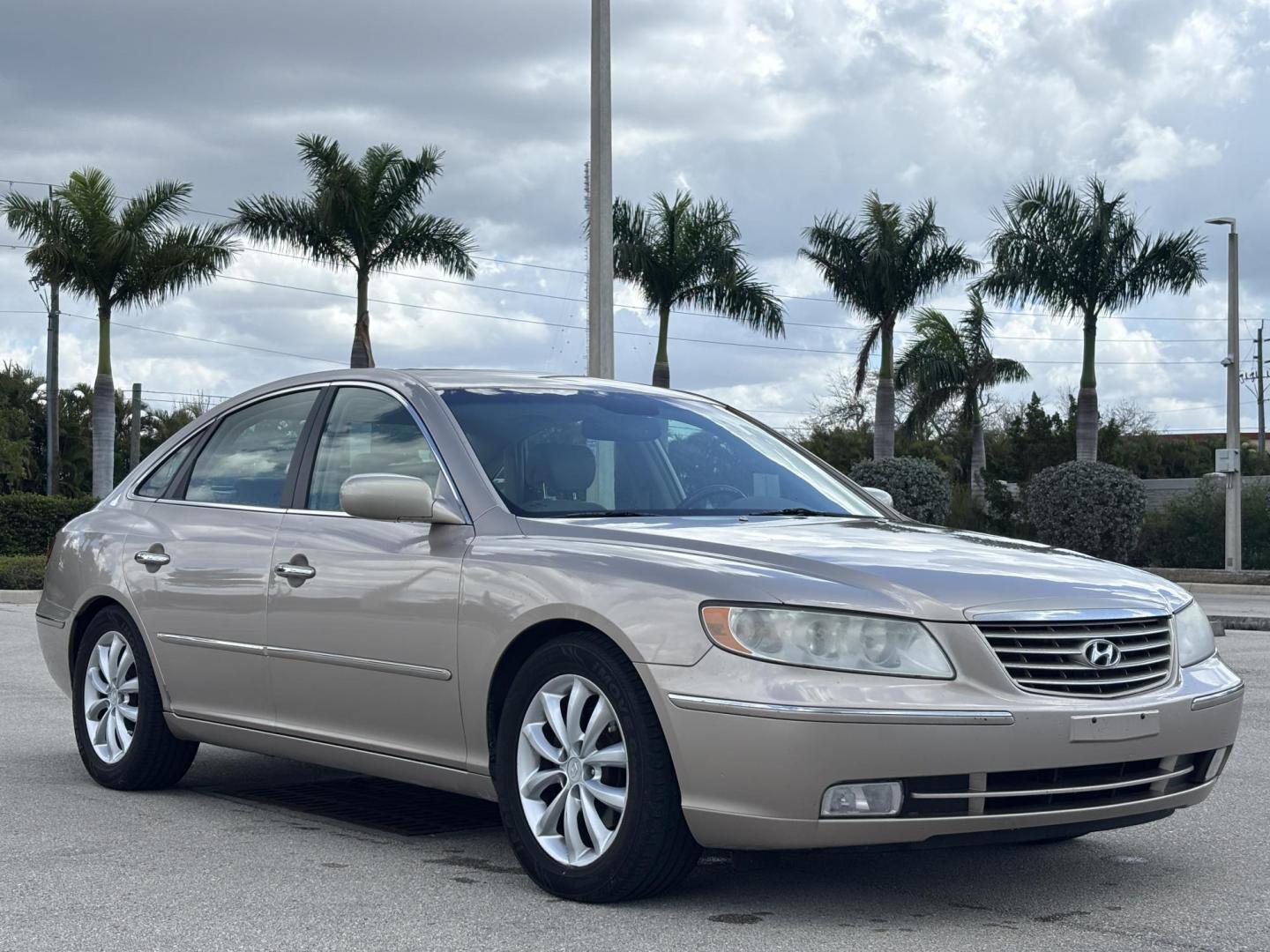 2006 BEIGE /TAN LEATHER Hyundai Azera Limited (KMHFC46F56A) with an 3.8L V6 DOHC 24V engine, 5-Speed Automatic Overdrive transmission, located at 11170 Summerlin Square Dr., Fort Myers Beach, FL, 33931, (239) 999-7777, 26.493546, -81.941628 - Photo#3