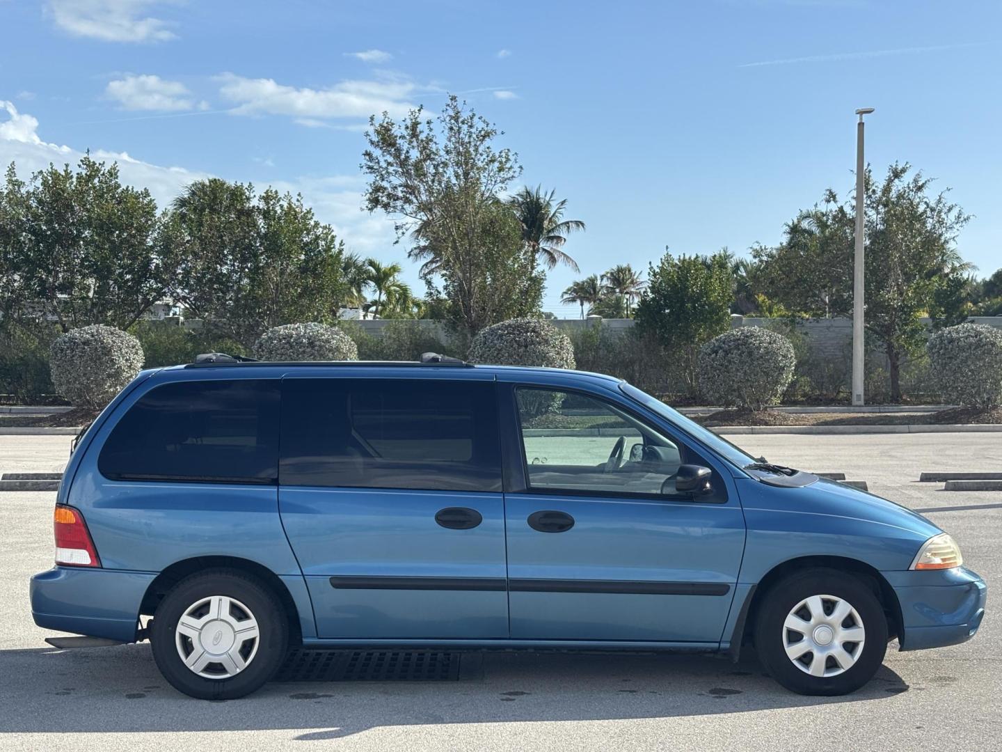 2002 BLUE /GREY CLOTH Ford Windstar LX (2FMZA51422B) with an 3.8L V6 OHV 12V engine, 4-Speed Automatic Overdrive transmission, located at 11170 Summerlin Square Dr., Fort Myers Beach, FL, 33931, (239) 999-7777, 26.493546, -81.941628 - Photo#4