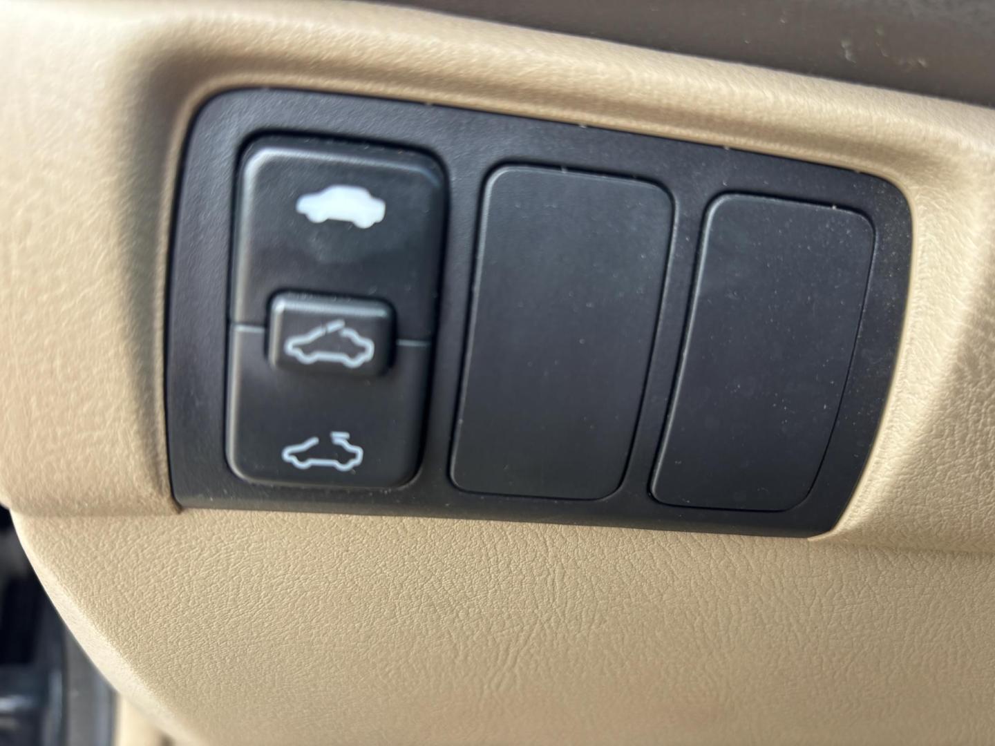 2007 BLACK /BEIGE LEATHER Honda Accord EX-L Sedan AT (1HGCM56807A) with an 2.4L L4 DOHC 16V engine, 5-Speed Automatic Overdrive transmission, located at 11170 Summerlin Square Dr., Fort Myers Beach, FL, 33931, (239) 999-7777, 26.493546, -81.941628 - Cash Only - Photo#23