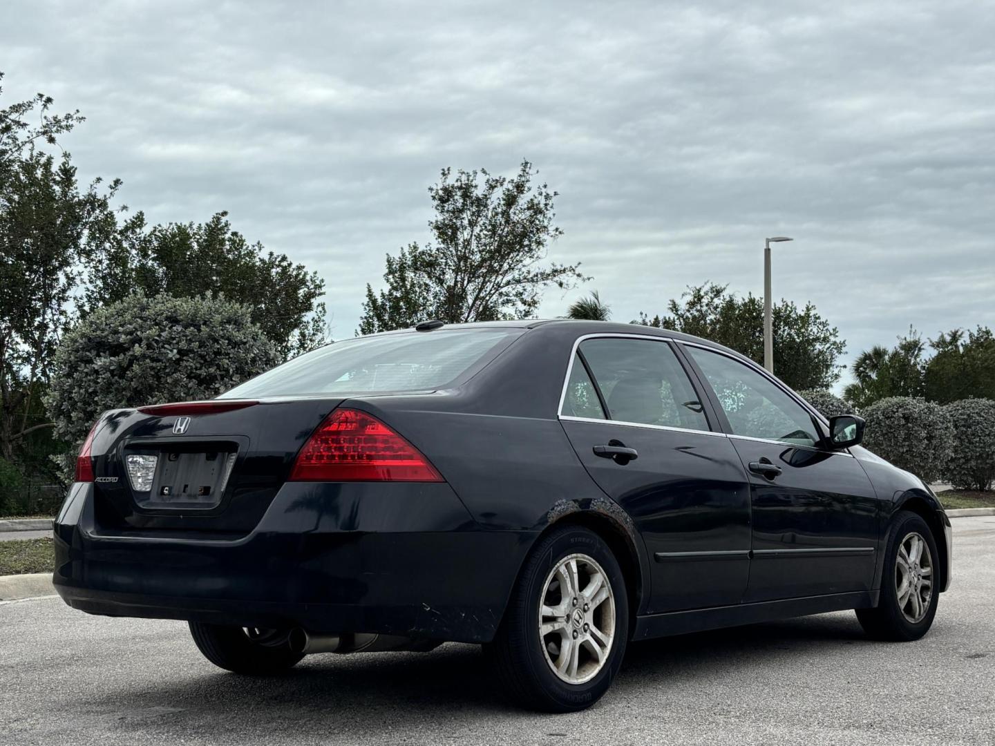 2007 BLACK /BEIGE LEATHER Honda Accord EX-L Sedan AT (1HGCM56807A) with an 2.4L L4 DOHC 16V engine, 5-Speed Automatic Overdrive transmission, located at 11170 Summerlin Square Dr., Fort Myers Beach, FL, 33931, (239) 999-7777, 26.493546, -81.941628 - Cash Only - Photo#7