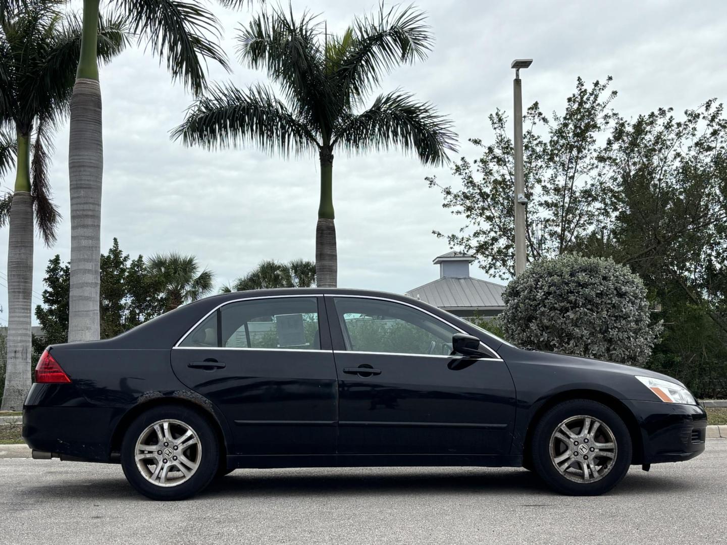 2007 BLACK /BEIGE LEATHER Honda Accord EX-L Sedan AT (1HGCM56807A) with an 2.4L L4 DOHC 16V engine, 5-Speed Automatic Overdrive transmission, located at 11170 Summerlin Square Dr., Fort Myers Beach, FL, 33931, (239) 999-7777, 26.493546, -81.941628 - Cash Only - Photo#4