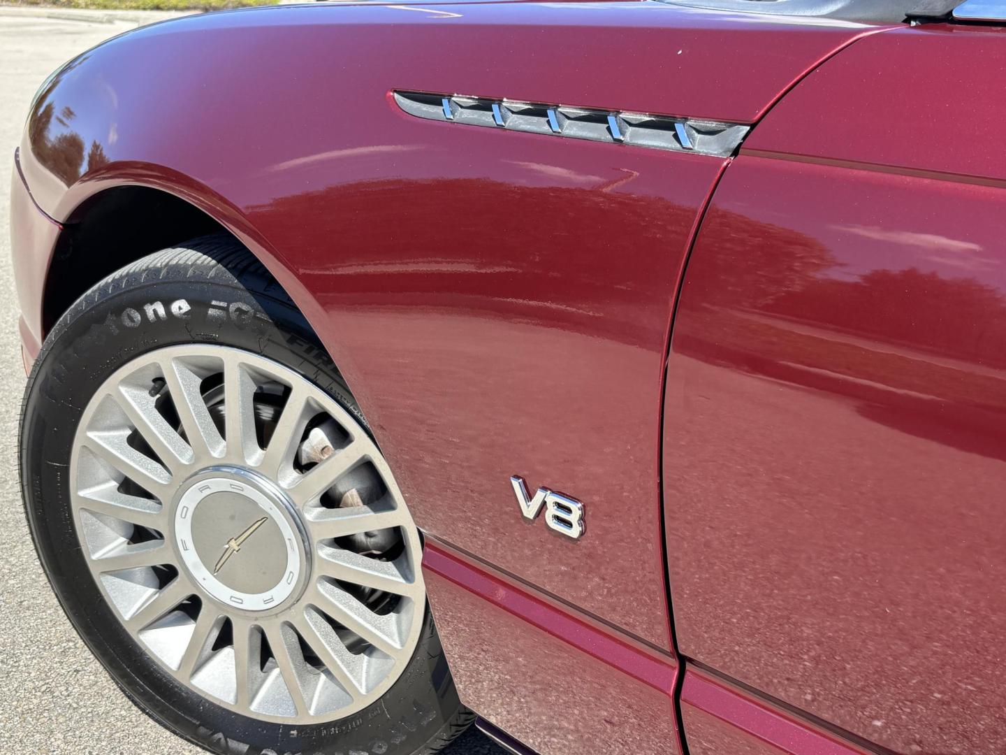 2004 MAROON /BEIGE LEATHER Ford Thunderbird Deluxe (1FAHP60A04Y) with an 3.9L V8 DOHC 32V engine, 5-Speed Automatic Overdrive transmission, located at 11170 Summerlin Square Dr., Fort Myers Beach, FL, 33931, (239) 999-7777, 26.493546, -81.941628 - Photo#29