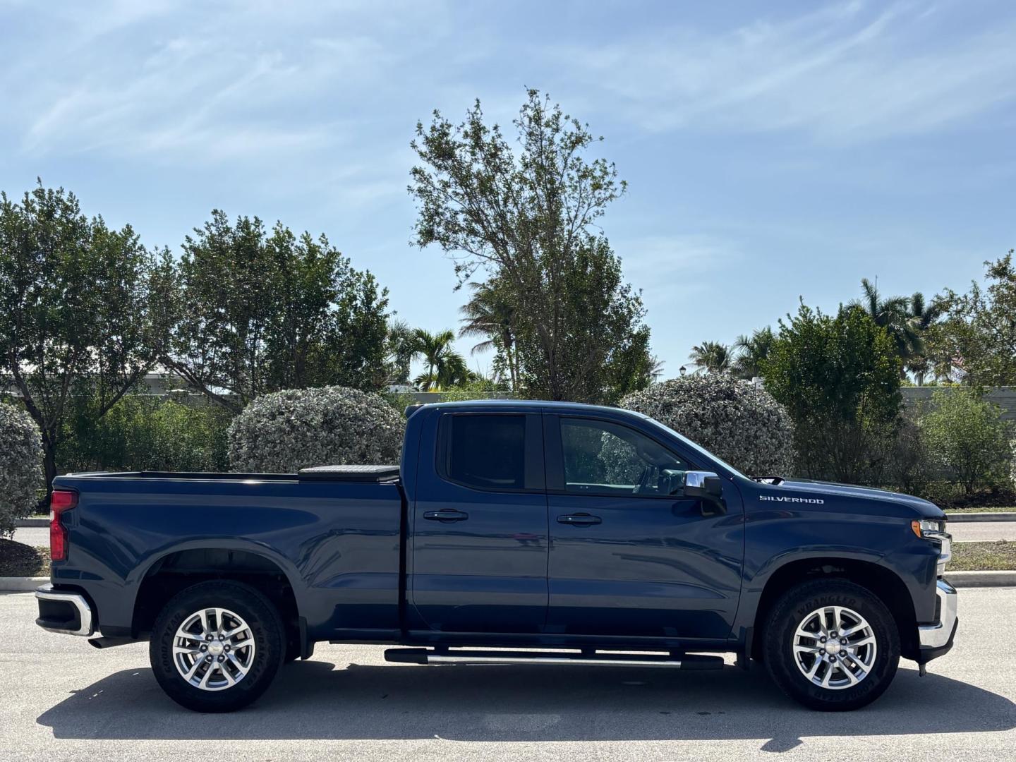 2019 BLUE Chevrolet Silverado 1500 LT Double Cab 2WD (1GCVWCED4KZ) with an 5.3L V8 OHV 16V engine, 6A transmission, located at 11170 Summerlin Square Dr., Fort Myers Beach, FL, 33931, (239) 999-7777, 26.493546, -81.941628 - Photo#4
