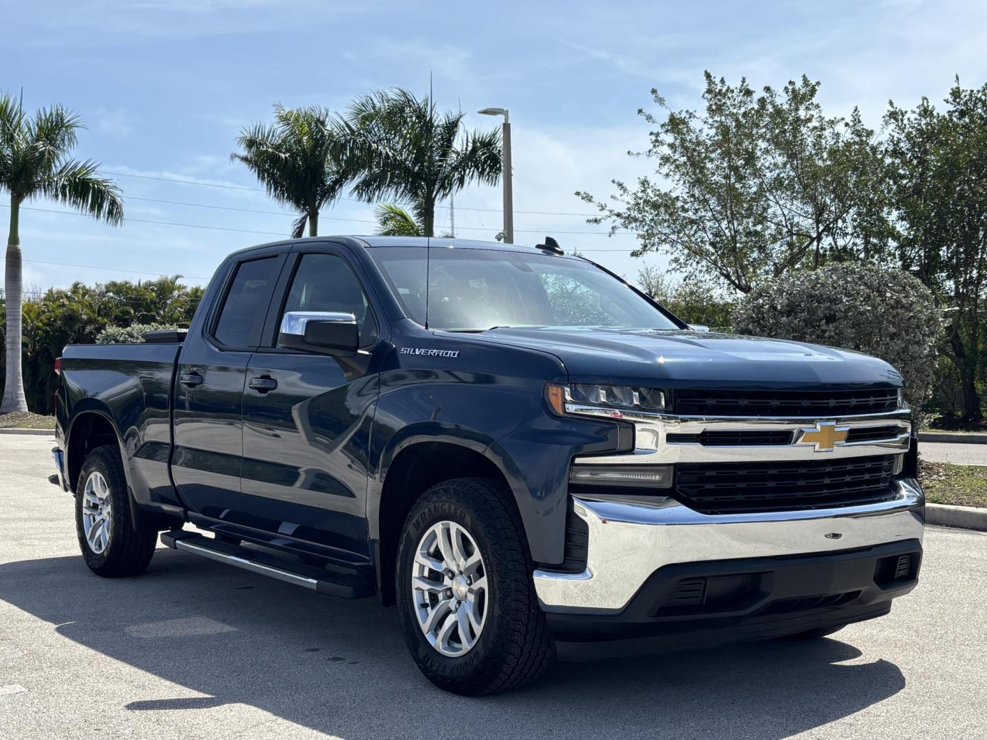 2019 BLUE Chevrolet Silverado 1500 LT Double Cab 2WD (1GCVWCED4KZ) with an 5.3L V8 OHV 16V engine, 6A transmission, located at 11170 Summerlin Square Dr., Fort Myers Beach, FL, 33931, (239) 999-7777, 26.493546, -81.941628 - Photo#3