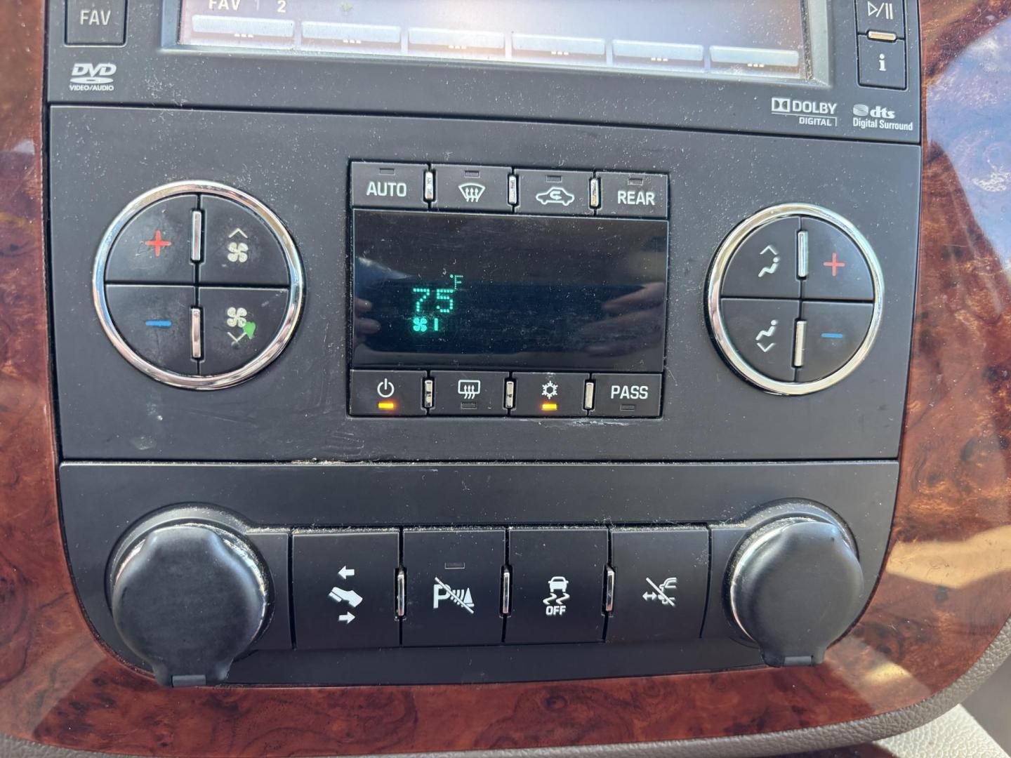 2013 WHITE /BEIGE LEATHER Chevrolet Tahoe LTZ 4WD (1GNSKCE05DR) with an 5.3L V8 OHV 16V FFV engine, 6-Speed Automatic transmission, located at 11170 Summerlin Square Dr., Fort Myers Beach, FL, 33931, (239) 999-7777, 26.493546, -81.941628 - Photo#29