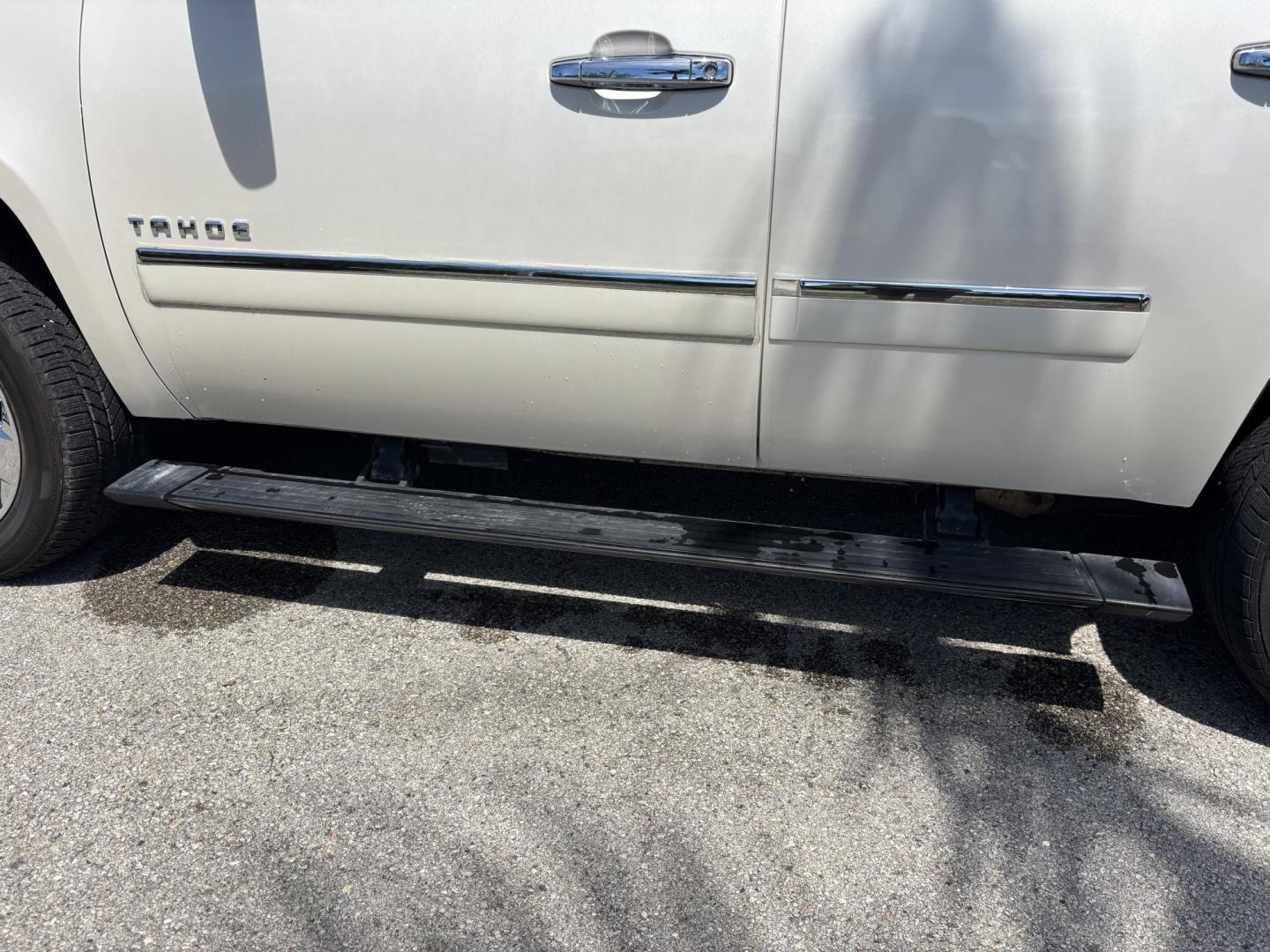 2013 WHITE /BEIGE LEATHER Chevrolet Tahoe LTZ 4WD (1GNSKCE05DR) with an 5.3L V8 OHV 16V FFV engine, 6-Speed Automatic transmission, located at 11170 Summerlin Square Dr., Fort Myers Beach, FL, 33931, (239) 999-7777, 26.493546, -81.941628 - Photo#35