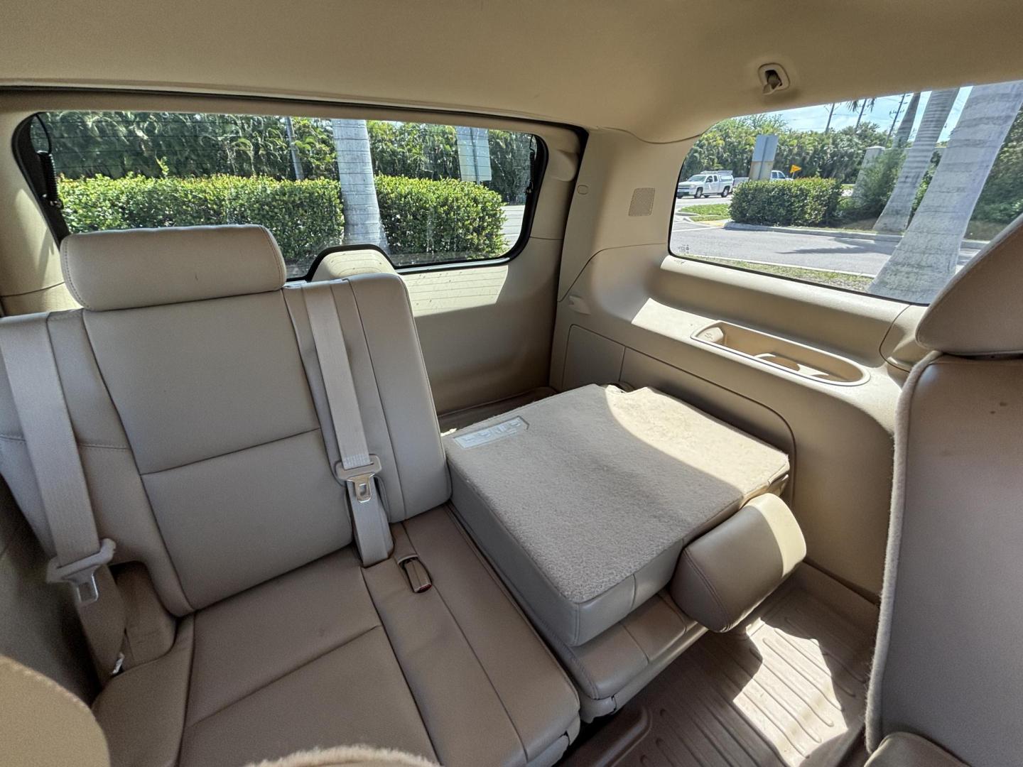 2013 WHITE /BEIGE LEATHER Chevrolet Tahoe LTZ 4WD (1GNSKCE05DR) with an 5.3L V8 OHV 16V FFV engine, 6-Speed Automatic transmission, located at 11170 Summerlin Square Dr., Fort Myers Beach, FL, 33931, (239) 999-7777, 26.493546, -81.941628 - Photo#20