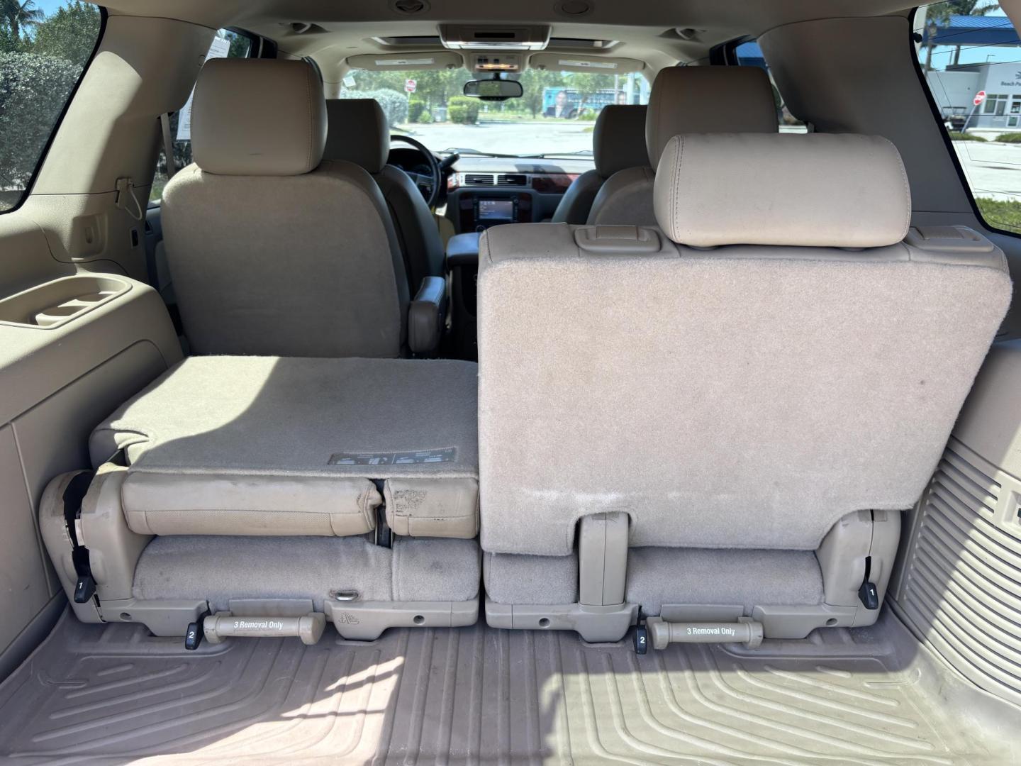 2013 WHITE /BEIGE LEATHER Chevrolet Tahoe LTZ 4WD (1GNSKCE05DR) with an 5.3L V8 OHV 16V FFV engine, 6-Speed Automatic transmission, located at 11170 Summerlin Square Dr., Fort Myers Beach, FL, 33931, (239) 999-7777, 26.493546, -81.941628 - Photo#21